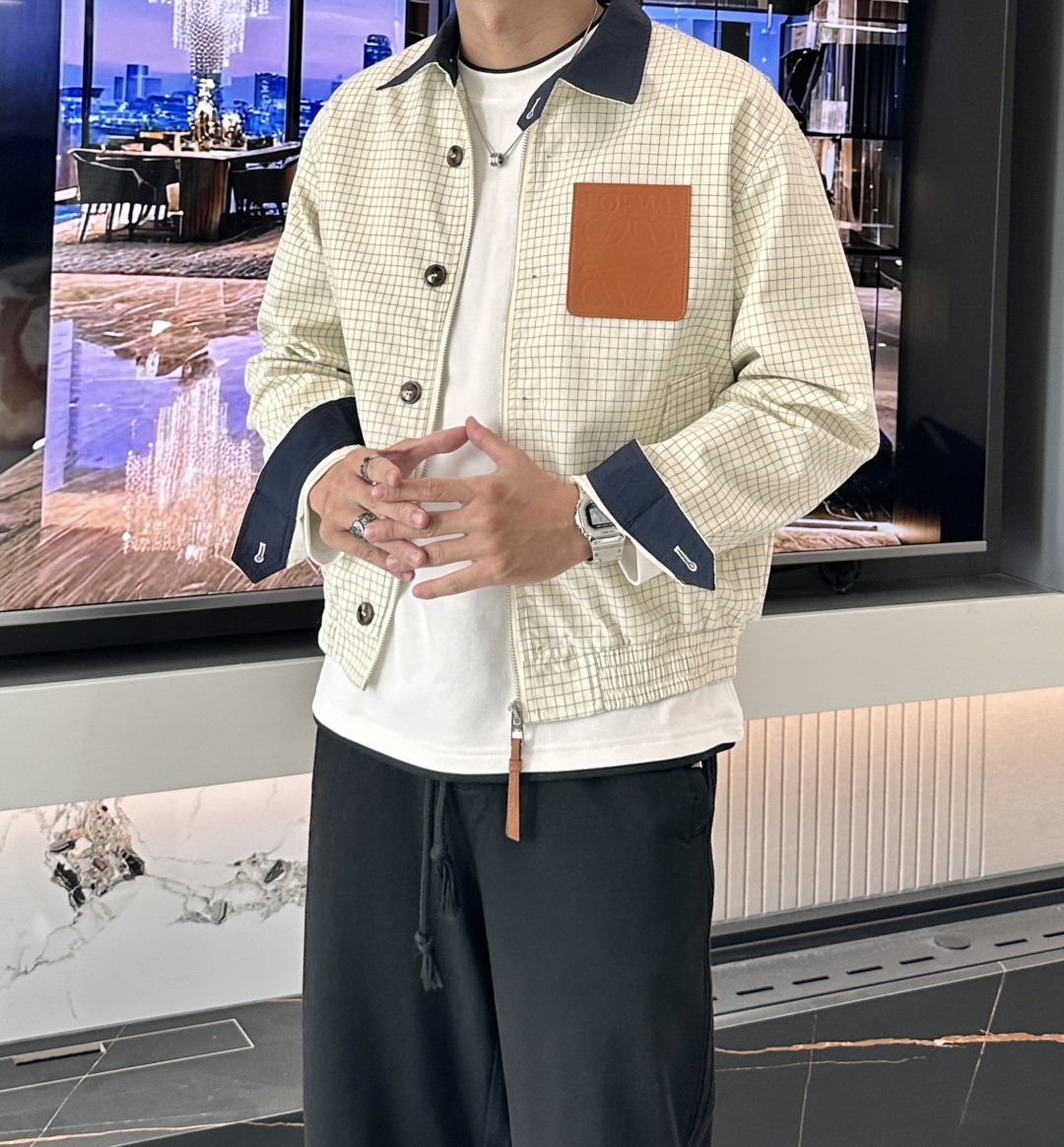 LOEWE格纹夹克：复古与现代的碰撞在时尚的轮回中，格纹元素从未缺席，而LOEWE这款格纹夹克，更是将经