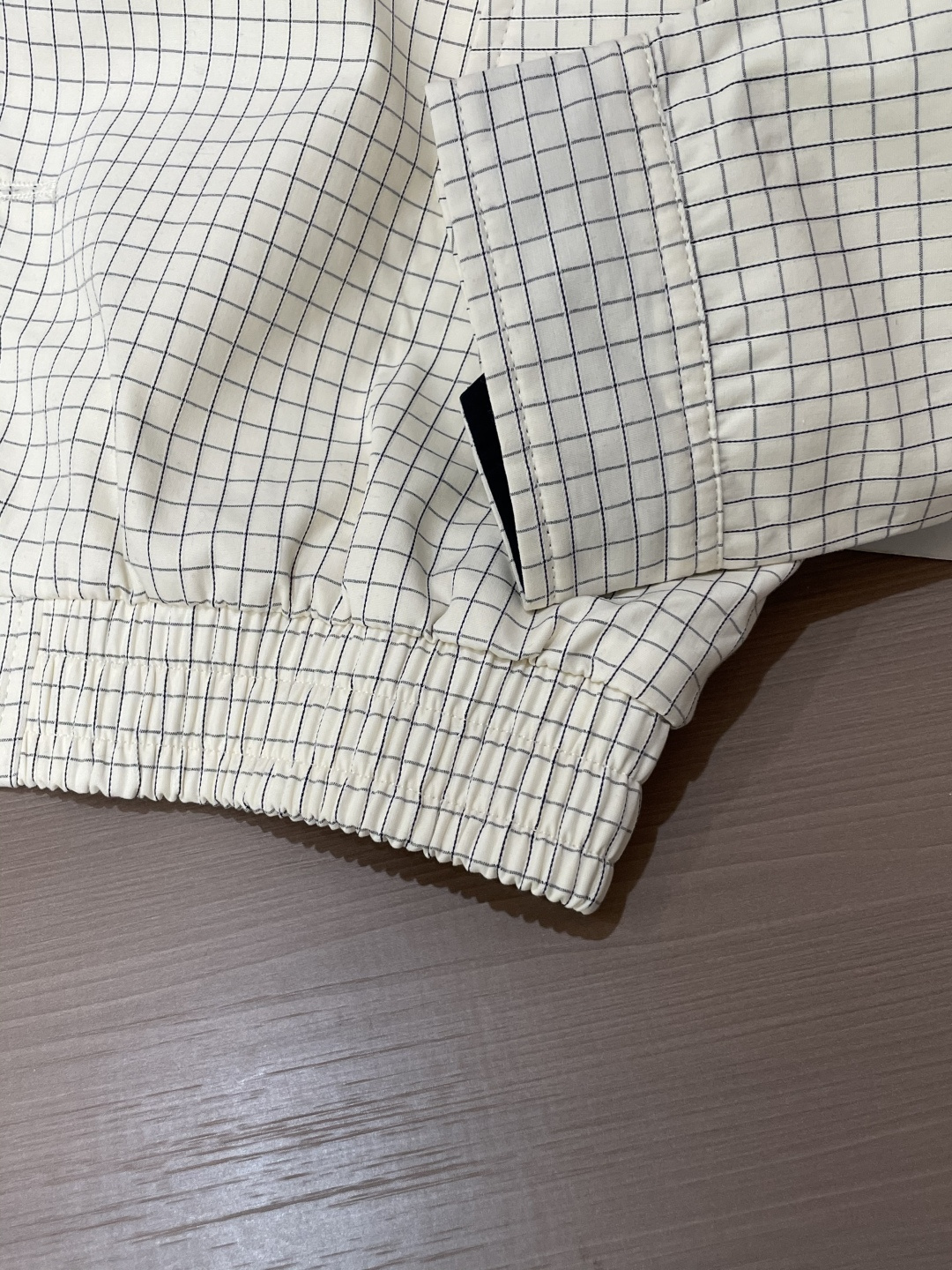 LOEWE格纹夹克：复古与现代的碰撞在时尚的轮回中，格纹元素从未缺席，而LOEWE这款格纹夹克，更是将经