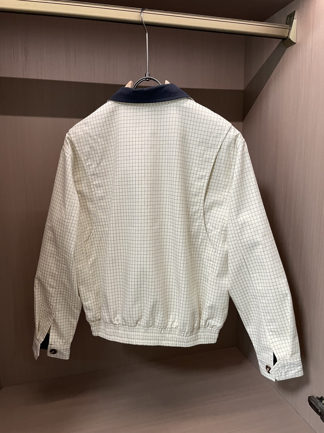 LOEWE格纹夹克：复古与现代的碰撞在时尚的轮回中，格纹元素从未缺席，而LOEWE这款格纹夹克，更是将经