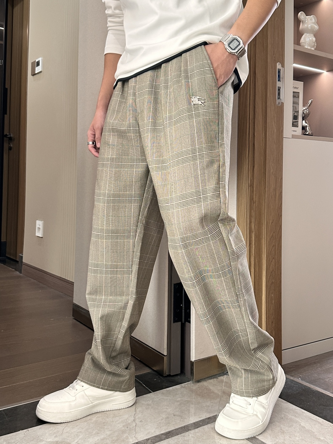 NO:541283,Bur 2025 Autumn and Winter latest casual trousers, a must-have for trendy people. The style is excellent and can repair various leg shapes well, which is very personal!  Soft and sweat-relieving, extremely comfortable. Customized elastic rubber at the waist of the trouser legs and original auxiliary materials. The upper body is sports and casual and fashionable, and is essential for leisure and traveling. Size m-xxl, burberry, alexander wang19860909Bur 2025秋冬最新休闲西裤 潮人必备 版型超赞,能很好的修复各种腿型,非常个性！柔软排汗,舒适度极高.裤腿腰部订制松紧橡筋、原版辅料细节.上身运动休闲时尚,出街休闲、外出旅游必备. 尺码m-xxl,,burberry,alexander wang,Men's clothing