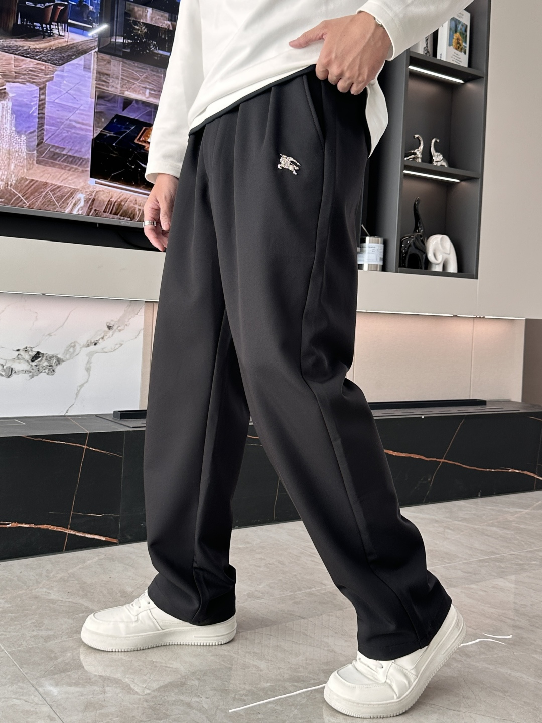 NO:541286,BUR 2025 Autumn and Winter latest casual trousers, a must-have for trendy people. The style is excellent and can repair various leg shapes well, which is very personal!  Soft and sweat-relieving, extremely comfortable. Customized elastic rubber at the waist of the trouser legs and original auxiliary materials. The upper body is sports and casual and fashionable, and is essential for leisure and traveling. Size M-XXL, burberry, alexander wang19860909BUR 2025秋冬最新休闲西裤 潮人必备 版型超赞,能很好的修复各种腿型,非常个性！柔软排汗,舒适度极高.裤腿腰部订制松紧橡筋、原版辅料细节.上身运动休闲时尚,出街休闲、外出旅游必备. 尺码M-XXL,,burberry,alexander wang,Men's clothing