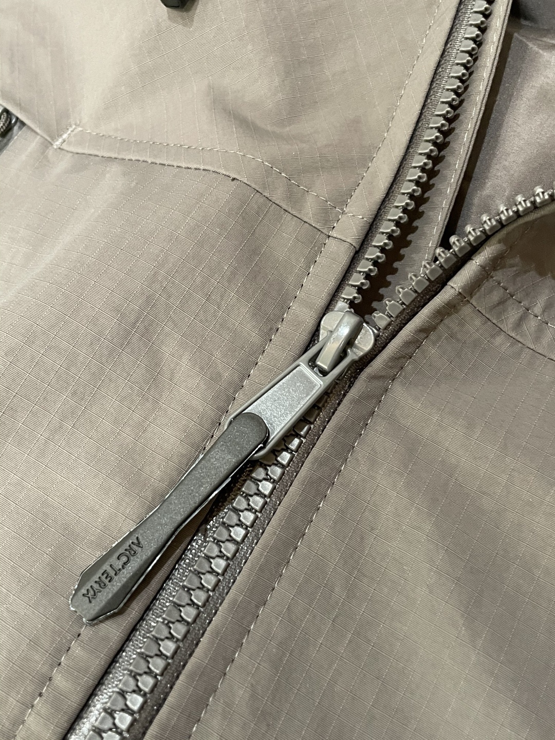 Arcteryx/始祖鸟 2025春秋新款软壳连帽夹克冲锋衣外套这款GAMMALT夹克采用轻薄耐磨的WE