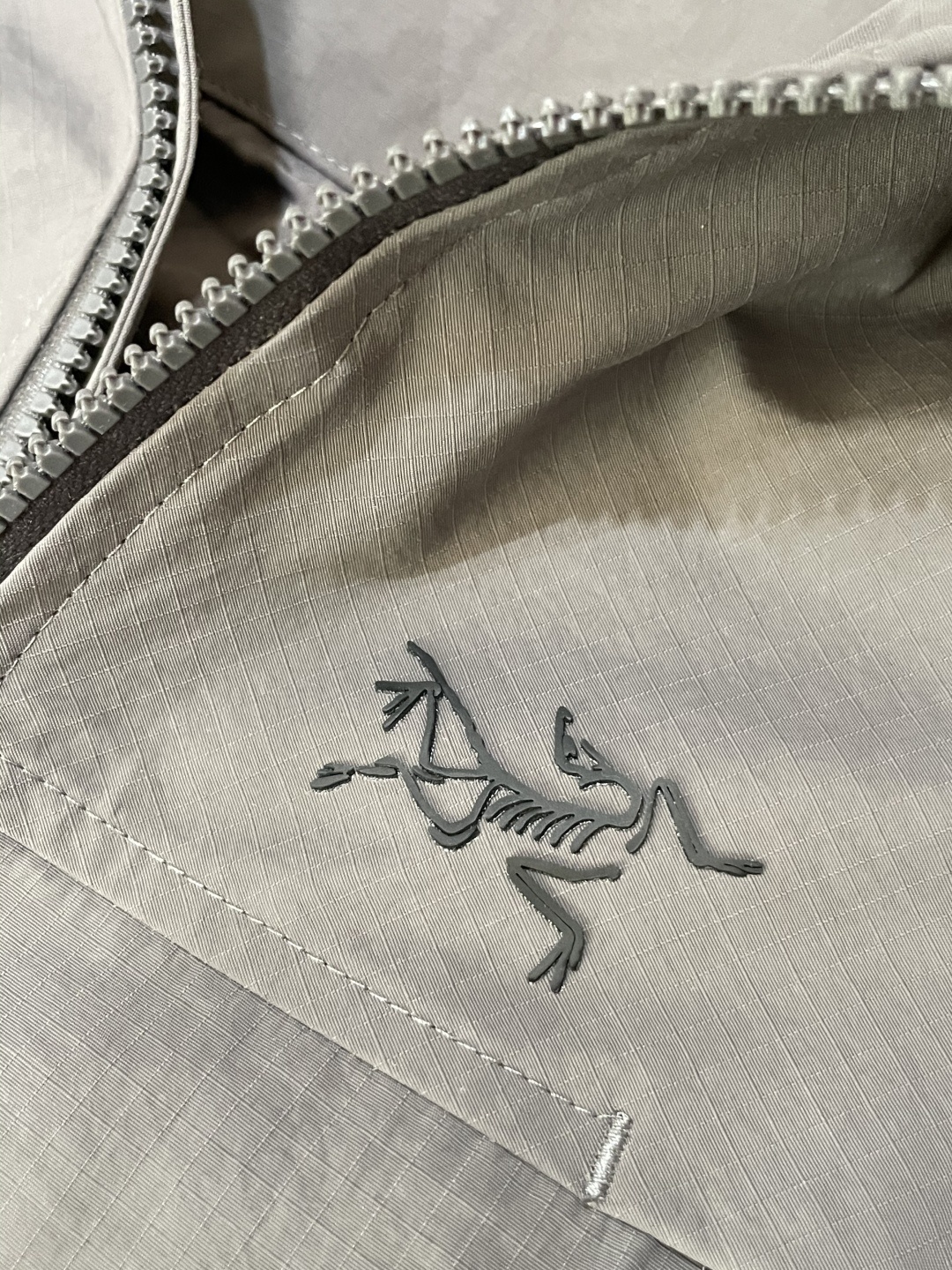 Arcteryx/始祖鸟 2025春秋新款软壳连帽夹克冲锋衣外套这款GAMMALT夹克采用轻薄耐磨的WE