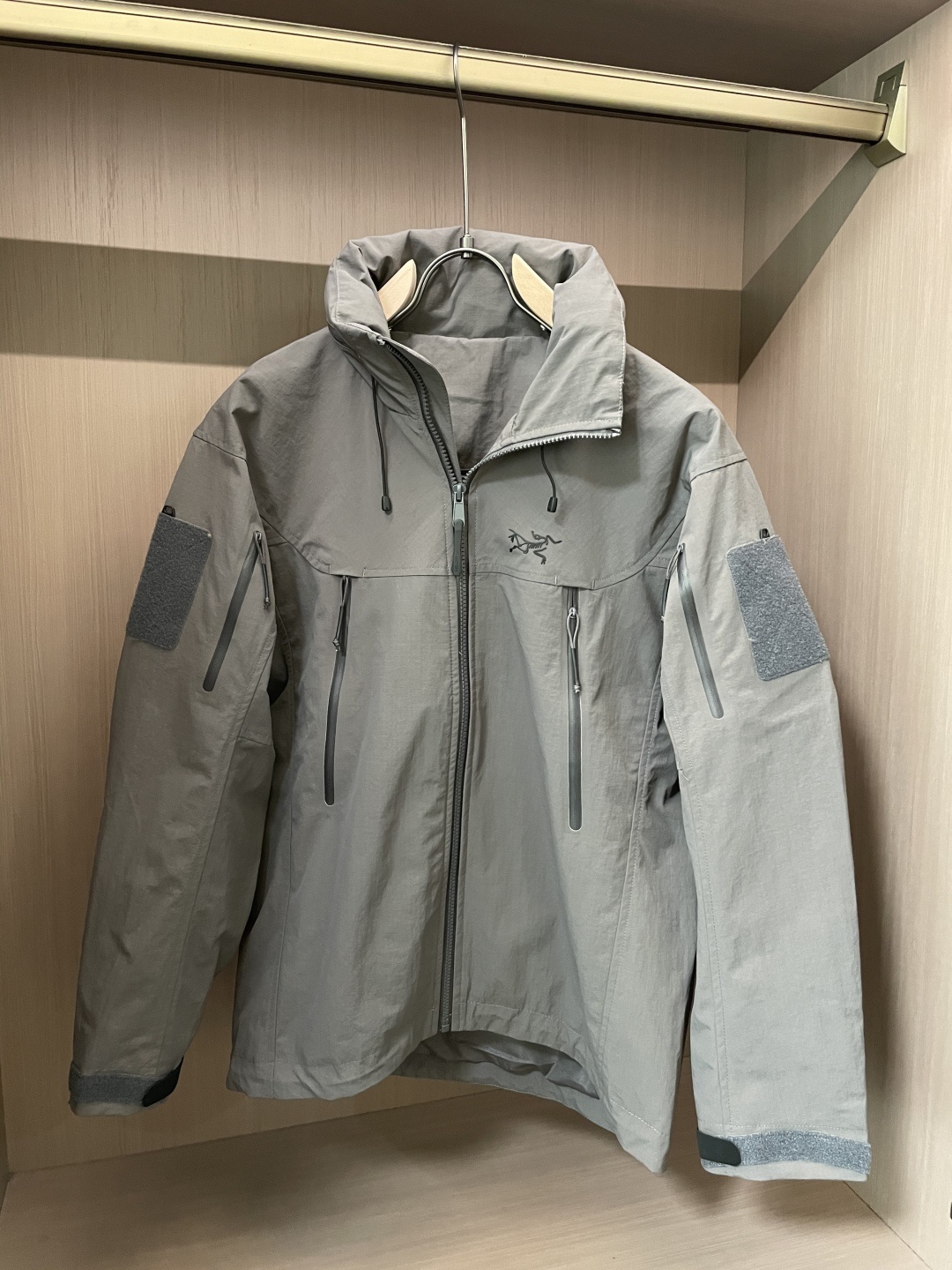 Arcteryx/始祖鸟 2025春秋新款软壳连帽夹克冲锋衣外套这款GAMMALT夹克采用轻薄耐磨的WE