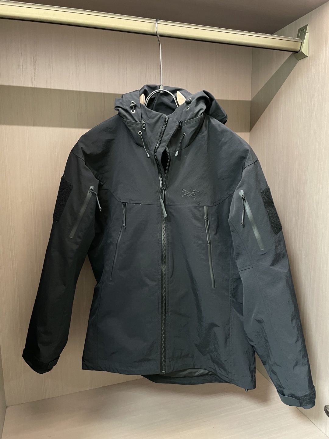 Arcteryx/始祖鸟 2025春秋新款软壳连帽夹克冲锋衣外套这款GAMMALT夹克采用轻薄耐磨的WE
