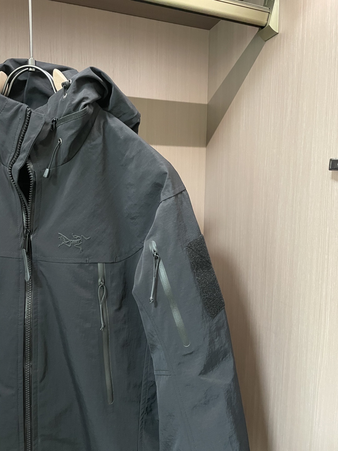 Arcteryx/始祖鸟 2025春秋新款软壳连帽夹克冲锋衣外套这款GAMMALT夹克采用轻薄耐磨的WE