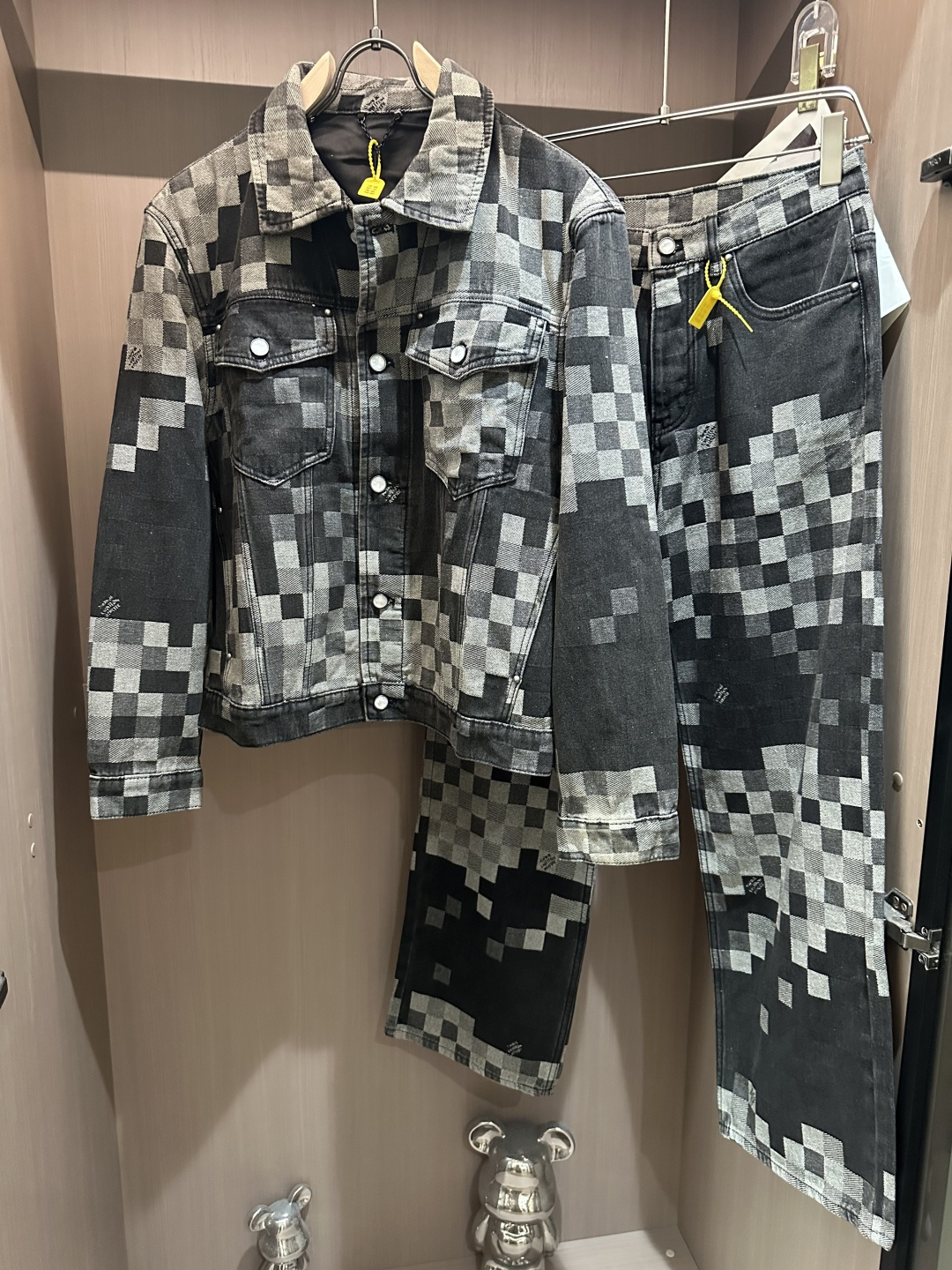 NO:541290,LV denim suits bring classic chessboard elements to a new fashion attitude. Short denim jackets, neatly matched with retro lapels, and metal buttons embellish them, exuding an unruly charm. The black and white chessboard patterns on the body are simple and visually impactful, highlighting the unique style of the brand. The trousers in the same series continue the chessboard design, and the overall feeling and coordination are full. The denim fabric is crisp and wear-resistant. A must-have for high-end people. Size 46-52. Top Size 30 32 34 36 Pants,,louis vuitton,jackets & coats,alexander wang19860909LV牛仔套装,将经典棋盘格元素玩转出全新时尚态度.短款牛仔外套,利落版型搭配复古翻领,金属纽扣点缀其间,散发着不羁韵味.衣身满布的黑白棋盘格图案,简约又极具视觉冲击力,彰显品牌独特格调.同系列长裤延续棋盘格设计,整体感与协调性拉满.牛仔面料质感挺括,经穿耐磨.高端人士必备款3 尺码46-52.上衣 尺码30 32 34 36 裤子,,louis vuitton,jackets & coats,alexander wang,Men's clothing