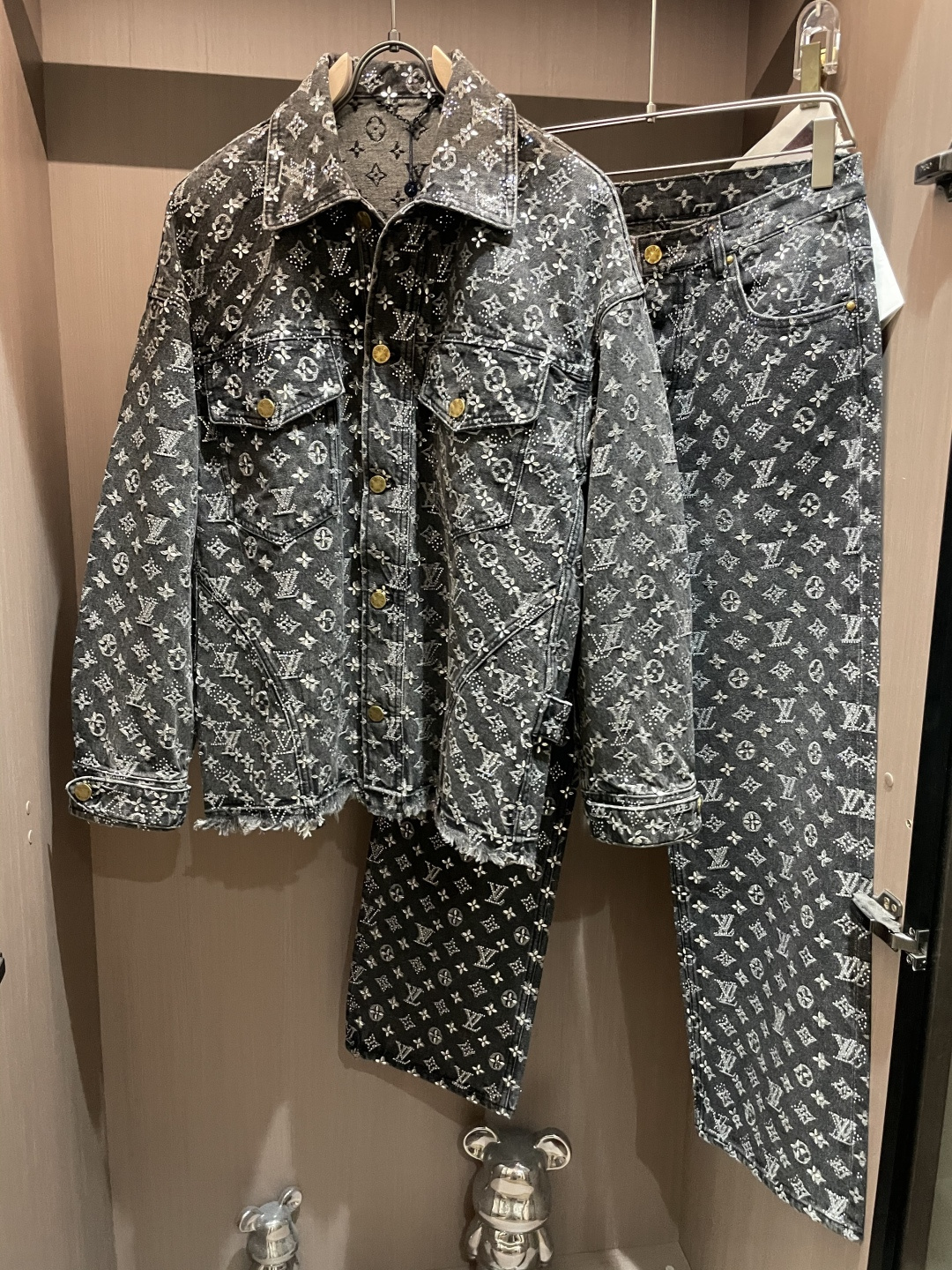 NO:541294,LV denim suits perfectly intertwined classics and trends. Black denim jackets, neat styles and lapel designs add retro charm. The iconic LV pattern is full of fashion and recognition. Paired with trousers in the same series, the patterns are echoed, and the overall harmony is unified. The fabric is crisp and comfortable, and it is worn and wear-resistant. The wardrobe must-have 3 top size 46-52 trousers size 20 32 34 36,,louis vuitton,jackets & coats,alexander wang19860909LV牛仔套装,将经典与潮流完美交织.黑色牛仔外套,版型利落,翻领设计增添复古韵味.满布的LV标志性图案,时尚感与辨识度拉满.搭配同系列长裤,图案呼应,整体协调统一.面料挺括又不失舒适,经穿耐磨.衣橱必备款3 上衣尺码46-52 裤子尺码20 32 34 36,,louis vuitton,jackets & coats,alexander wang,Men's clothing