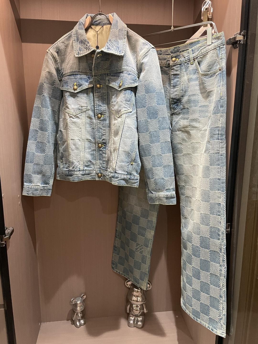 NO:541292,LV denim suits bring classic chessboard elements to a new fashion attitude. Short denim jackets, neatly matched with retro lapels, and metal buttons embellish them, exuding an unruly charm. The chessboard patterns are covered with chessboard patterns, simple and visually impactful, highlighting the unique style of the brand. The trousers in the same series continue the chessboard design, and the overall feeling and coordination are full. The denim fabric is crisp and wear-resistant. A must-have for high-end people. Size 46-52. Top Size 30 32 34 36 Pants,,louis vuitton,jackets & coats,alexander wang19860909LV牛仔套装,将经典棋盘格元素玩转出全新时尚态度.短款牛仔外套,利落版型搭配复古翻领,金属纽扣点缀其间,散发着不羁韵味.衣身满布棋盘格图案,简约又极具视觉冲击力,彰显品牌独特格调.同系列长裤延续棋盘格设计,整体感与协调性拉满.牛仔面料质感挺括,经穿耐磨.高端人士必备款3 尺码46-52.上衣 尺码30 32 34 36 裤子,,louis vuitton,jackets & coats,alexander wang,Men's clothing