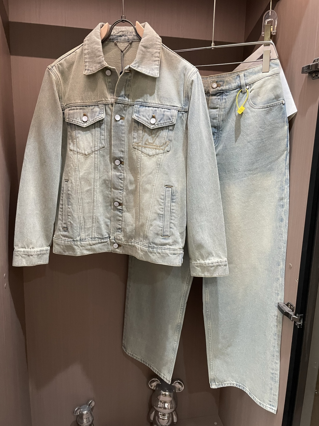 NO:541296,LV denim suits perfectly intertwined classics and trends. The old denim jacket has a neat style and the lapel design adds a retro charm. The fashion sense and recognition are full. Paired with the same series of trousers, the pattern echoes, and the overall harmony and uniformity. The fabric is crisp and comfortable, and it is worn and wear-resistant. The wardrobe must-have 3 top size 46-52 trousers size 20 32 34 36,,louis vuitton,jackets & coats,alexander wang19860909LV牛仔套装,将经典与潮流完美交织.做旧牛仔外套,版型利落,翻领设计增添复古韵味.时尚感与辨识度拉满.搭配同系列长裤,图案呼应,整体协调统一.面料挺括又不失舒适,经穿耐磨.衣橱必备款3 上衣尺码46-52 裤子尺码20 32 34 36,,louis vuitton,jackets & coats,alexander wang,Men's clothing