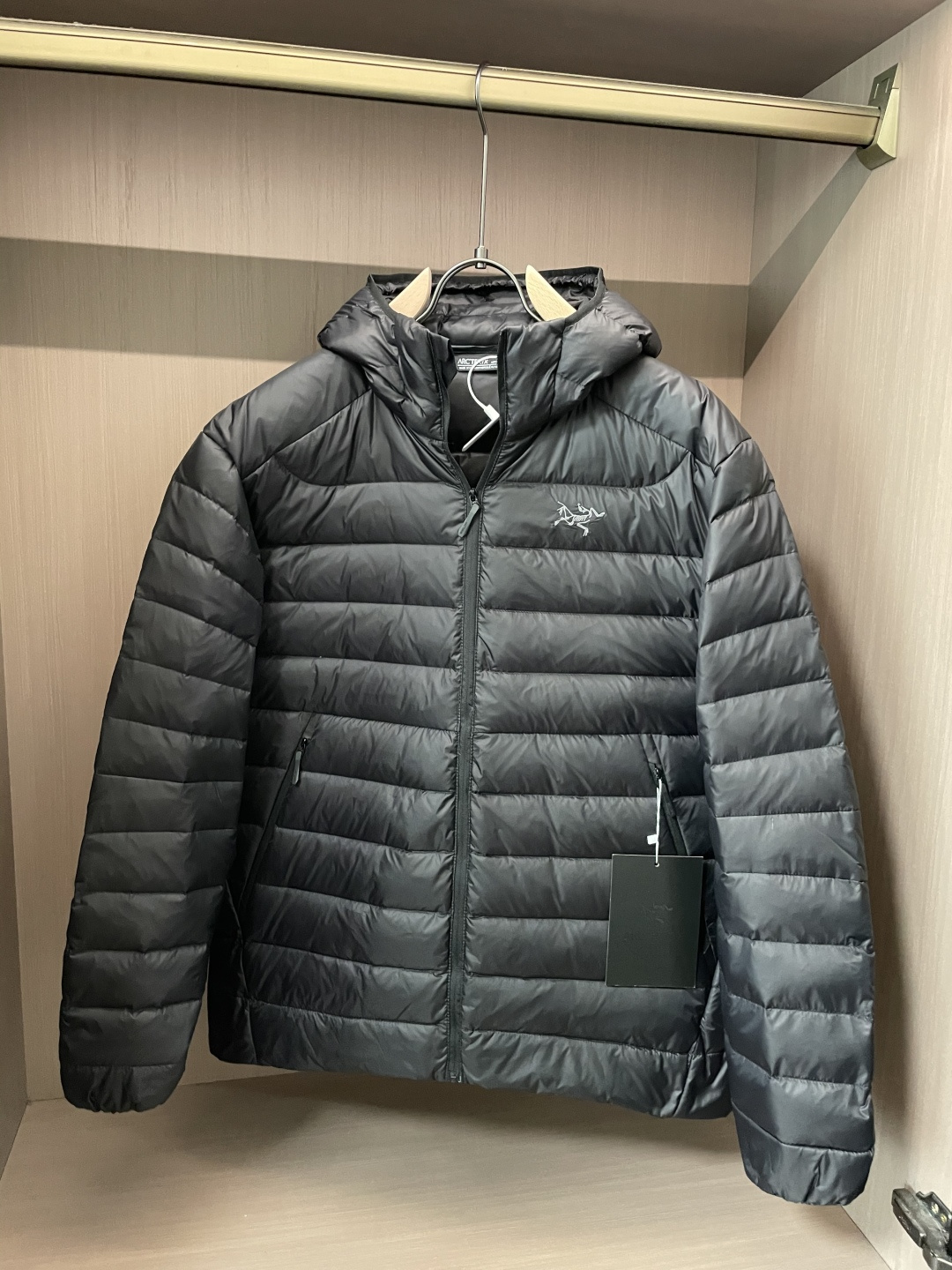 NO:548065,Arc'teryx Hooded Down Jacket When the cold wind is howling, you need a down jacket that can withstand the cold but will not become a burden. Today, I bring you this hooded down jacket. It perfectly combines the brand's iconic functionality and minimalist aesthetic design, allowing you to stay warm this winter and show your fashionable taste. Core advantages The lightweight design uses ultra-thin nylon fabric, and the overall weight is 30 lighter than traditional down jackets. It is easy to store and does not take up space. Whether it is for business travel or daily wear, it is stress-free. High fluffy gooseberry is filled with high-quality gooseberry, with a fluffy degree of 800+. The excellent warmth performance allows you to remain warm in an environment of minus 10℃.  The windproof and waterproof outer layer has been specially treated, with excellent windproof and waterproof performance, effectively resisting wind and snow, allowing you to deal with it calmly in all kinds of bad weather. Slim-fitting three-dimensional tailoring design perfectly fits the human body curve, not only comfortable to wear, but also shows a neat figure and bid farewell to the bloated feeling. Highlights of details The adjustable hooded hood design provides additional warmth, adjusts elasticity and fits the head as needed, and blocks cold wind. The invisible zipper pockets are equipped with invisible zipper pockets on both sides, which facilitates storing small items such as mobile phones, keys, and maintains overall beauty. Brand logo exquisite brand embroidery logo on the chest, demonstrating quality and style. Size M-XXL (concession model), arc'teryx, down jacket, hats, alexander wang19860909Arc'teryx 连帽羽绒服 当寒风呼啸,你需要一件能抵御严寒,却又不会成为负担的羽绒服.今天为大家带来的是 Arc'teryx（始祖鸟） 这款连帽羽绒服,它完美融合了品牌标志性的功能性与极简美学设计,让你在这个冬季既能保持温暖,又能展现时尚品味. 核心优势 轻量化设计采用超薄尼龙面料,整体重量比传统羽绒服轻 30,轻松收纳不占空间,无论是出差携带还是日常穿着都毫无压力. 高蓬松度鹅绒填充精选高品质鹅绒,蓬松度达到 800+,卓越的保暖性能让你在零下 10℃ 的环境中依然保持温暖. 防风防水外层经过特殊处理,具有出色的防风防水性能,有效抵御风雪侵袭,让你在各种恶劣天气中都能从容应对. 修身剪裁立体剪裁设计,完美贴合人体曲线,不仅穿着舒适,还能展现利落身形,告别臃肿感. 细节亮点 可调节连帽连帽设计提供额外保暖,可根据需要调节松紧,贴合头部,阻挡寒风. 隐形拉链口袋两侧配有隐形拉链口袋,方便存放手机、钥匙等小物件,同时保持整体美观. 品牌标识胸前精致的品牌刺绣标识,彰显品质与格调. 尺码 M-XXL (让利款）,arc'teryx,down jacket,hats,alexander wang,Men's clothing