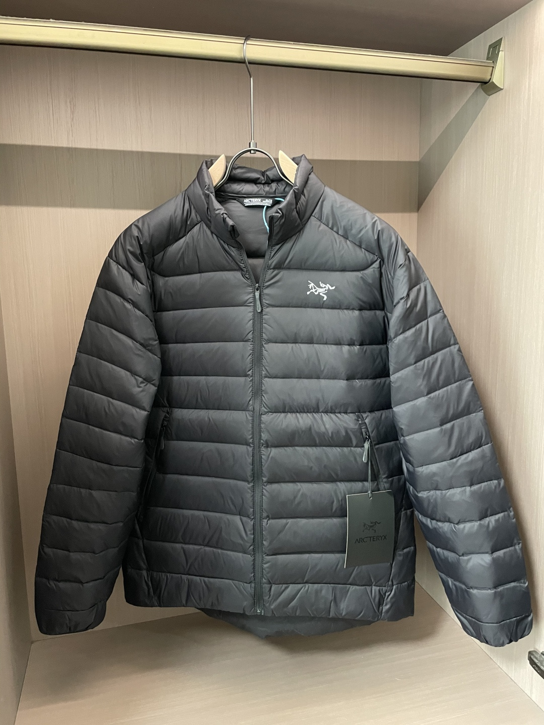 NO:548019,Arc'teryx Hatless Stand Collar Down Jacket When the bitter cold wind swept the city, you need a down jacket that can resist the cold without restraining movement. Today, I bring you Arc'teryx (Arc'teryx) This classic hatless stand-collar down jacket, which uses the brand's iconic technology fabric and minimalist design to redefine the winter warmth experience, allowing you to remain calm and elegant in the cold season. Core advantages 800+ fluffy gooseberry fills selected high-quality gooseberry, up to 800+ per cubic inch, lightweight but can lock in a large amount of air, forming a natural warm layer, even in a low temperature environment of -15℃. N100p-X tear-proof fabric uses Archaeopteryx patent tear-proof nylon fabric, with wind resistance improvement of 40, effectively resisting the invasion of cold wind, while keeping the fabric light and soft. 3D  Three-dimensional tailoring is designed according to the ergonomic three-dimensional tailoring, perfectly fits the shoulder and neck curve, and has no sense of restraint during activities, and can handle it freely whether it is business commuting or outdoor hiking. The outer layer of the water-proof process is DWR long-lasting water-proof treatment, lightweight, snow and light rain, keeping the body dry and comfortable. Size m-xxxl (concession model), arc'teryx, down jacket, hats, alexander wang19860909Arc'teryx 无帽立领羽绒服 当凛冽寒风席卷城市,你需要一件既能抵御严寒,又不束缚行动的羽绒服.今天为大家带来的是 Arc'teryx（始祖鸟） 这款经典无帽立领羽绒服,它以品牌标志性的科技面料与极简设计,重新定义冬季保暖体验,让你在寒冷季节依然保持从容与优雅. 核心优势 800+蓬松度鹅绒填充精选高品质鹅绒,每立方英寸高达 800+ 蓬松度,轻量却能锁住大量空气,形成天然保暖层,即使在 -15℃ 低温环境中依然温暖如春. N100p-X 防撕裂面料采用始祖鸟专利防撕裂尼龙面料,抗风性能提升 40,有效抵御寒风侵袭,同时保持面料轻薄柔软. 3D 立体剪裁根据人体工程学设计的立体剪裁,完美贴合肩颈曲线,活动时无束缚感,无论是商务通勤还是户外徒步都能自如应对. 防泼水工艺外层经过 DWR 持久防泼水处理,轻量防雪防小雨,保持身体干爽舒适. 尺码m-xxxl (让利款）,arc'teryx,down jacket,hats,alexander wang,Men's clothing