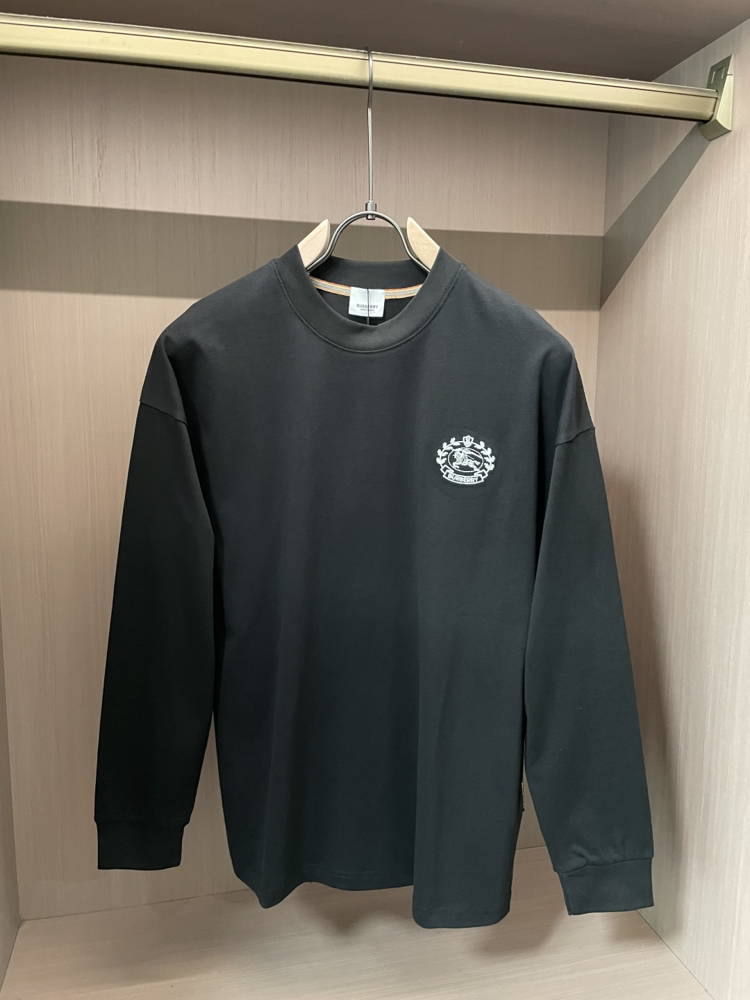 NO:548036,Bur 25s autumn and winter latest round neck base pullover T-shirt. The fabric is made of high-quality combed cotton, which shows that it is very soft when you get it. It feels so good on the upper body and skin-friendly!  Comfortable, breathable, slim and slim while not restrained. The embroidered logo pattern embroidered on the chest!  Very exquisite, good fabrics can make the basic long-sleeved T-shirt not monotonous, and more fashionable in the outfit. This style can not only be worn inside, but also does not look monotonous when worn alone. Size m-xxxl, burberry, tees, t-shirt, alexander wang19860909Bur 25s秋冬最新款圆领打底套头T恤 面料采用优质精梳棉,入手便知非常柔软,上身亲肤感 极好！舒适透气修身显瘦的同时又无束缚感,胸口刺绣绣logo图案标志点缀！非常精致,好面料才能让基础款的长袖T恤不在单调, 穿搭上多一份时尚,这款不仅可以内搭打底,单穿亦不会显得单调. 尺码m-xxxl,,burberry,tees，t-shirt,alexander wang,Men's clothing