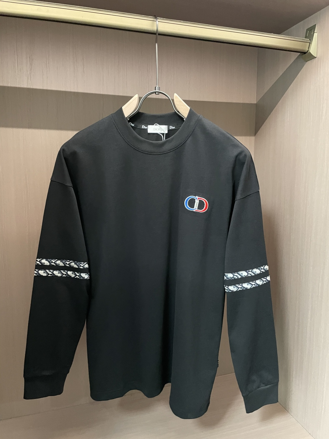 NO:548041,Dior 25s autumn and winter latest round neck base pullover T-shirt. The fabric is made of high-quality combed cotton. It is very soft when you start, and the upper body feels very skin-friendly!  Comfortable, breathable, slim and slim while not restrained. The embroidered logo pattern embroidered on the chest!  Very exquisite, good fabrics can make the basic long-sleeved T-shirt not monotonous, and more fashionable in terms of outfits. This style can not only be worn inside, but also does not look monotonous when worn alone. Size m-xxxl,,dior,tees,t-shirt,alexander wang19860909Dior 25s秋冬最新款圆领打底套头T恤 面料采用优质精梳棉,入手便知非常柔软,上身亲肤感 极好！舒适透气修身显瘦的同时又无束缚感,胸口刺绣绣logo图案标志点缀！非常精致,好面料才能让基础款的长袖T恤不在单调, 穿搭上多一份时尚,这款不仅可以内搭打底,单穿亦不会显得单调. 尺码m-xxxl,,dior,tees，t-shirt,alexander wang,Men's clothing