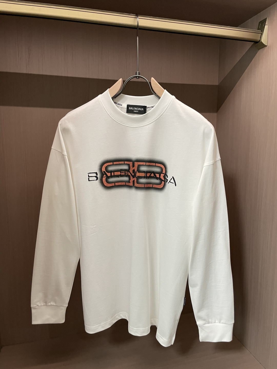 NO:548046,The latest round-neck base pullover T-shirt in 25s autumn and winter. The fabric is made of high-quality combed cotton. It is very soft when you start, and the upper body feels very skin-friendly!  Comfortable, breathable, slim and slim while not restrained. The embroidered logo pattern embroidered on the chest!  Very exquisite, good fabrics can make the basic long-sleeved T-shirt not monotonous, and more fashionable in the outfit. This style can not only be worn inside, but also does not look monotonous when worn alone. Size m-xxxl,,balenciaga,tees,t-shirt,alexander wang19860909巴黎世家25s秋冬最新款圆领打底套头T恤 面料采用优质精梳棉,入手便知非常柔软,上身亲肤感 极好！舒适透气修身显瘦的同时又无束缚感,胸口刺绣绣logo图案标志点缀！非常精致,好面料才能让基础款的长袖T恤不在单调, 穿搭上多一份时尚,这款不仅可以内搭打底,单穿亦不会显得单调. 尺码m-xxxl,,balenciaga,tees，t-shirt,alexander wang,Men's clothing