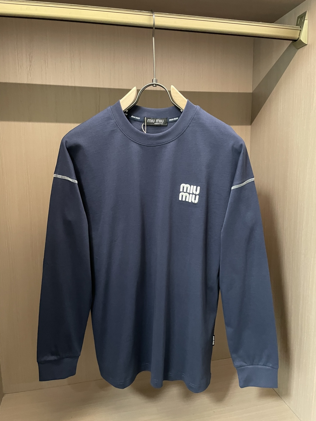 NO:548056,miumiu 25s latest autumn and winter round neck bottoming pullover T-shirt. The fabric is made of high-quality combed cotton. It is very soft as soon as you pick it up. The upper body feels very good against the skin!  Comfortable, breathable, slim-fitting and non-restrictive, it is embellished with logos and patterns embroidered on the chest!  Very exquisite, good fabrics can make the basic long-sleeved T-shirt not monotonous, but more fashionable. This can not only be worn as a base layer, but also will not look monotonous when worn alone. Sizes m-xxxl,, miumiu, tees, t-shirt, alexander wang19860909miumiu 25s秋冬最新款圆领打底套头T恤 面料采用优质精梳棉,入手便知非常柔软,上身亲肤感 极好！舒适透气修身显瘦的同时又无束缚感,胸口刺绣绣logo图案标志点缀！非常精致,好面料才能让基础款的长袖T恤不在单调, 穿搭上多一份时尚,这款不仅可以内搭打底,单穿亦不会显得单调. 尺码m-xxxl,,miumiu,tees，t-shirt,alexander wang,Men's clothing