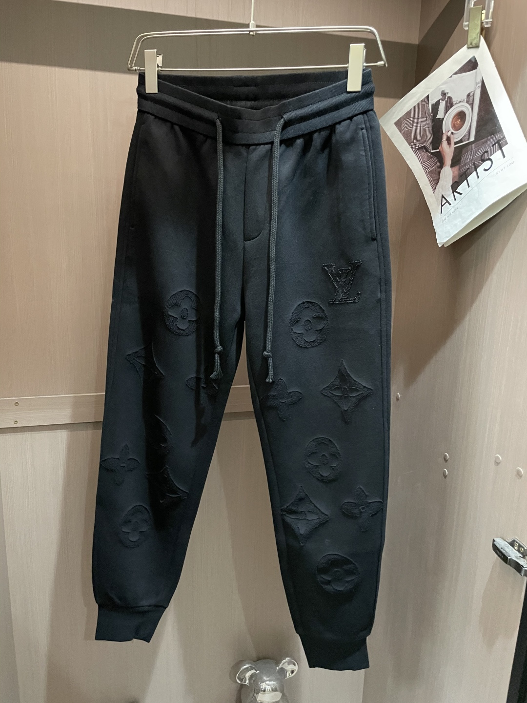 NO:548061,Lv Autumn and Winter latest casual pants, a must-have for trendy people. The style is excellent and can repair various leg shapes well, which is very personal!  Soft and sweat-free, extremely comfortable. Customized elastic rubber at the waist of the trouser legs and original auxiliary materials. The upper body is sports and casual, and it is necessary to go out for leisure and travel. Size m-xxxl,,louis vuitton,alexander wang19860909Lv 秋冬最新休闲裤 潮人必备 版型超赞,能很好的修复各种腿型,非常个性！柔软排汗,舒适度极高.裤腿腰部订制松紧橡筋、原版辅料细节.上身运动休闲时尚,出街休闲、外出旅游必备. 尺码m-xxxl,,louis vuitton,alexander wang,Men's clothing