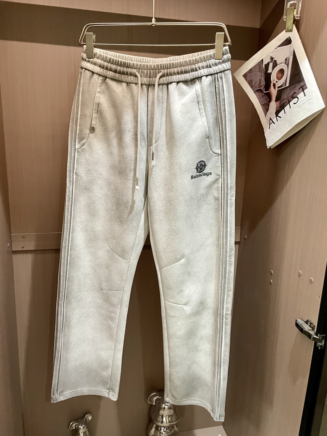 NO:548066,Balenciaga, the latest casual pants in autumn and winter, must-have for trendy people. The style is excellent and can repair various leg shapes very well. It is very personal!  Soft and sweat-relieving, extremely comfortable. Customized elastic rubber at the waist of the trouser legs and original auxiliary materials. The upper body is sports and casual and fashionable, and is essential for leisure and traveling. Size m-xxxl,,balenciaga,alexander wang19860909巴黎世家 秋冬最新休闲裤 潮人必备 版型超赞,能很好的修复各种腿型,非常个性！柔软排汗,舒适度极高.裤腿腰部订制松紧橡筋、原版辅料细节.上身运动休闲时尚,出街休闲、外出旅游必备. 尺码m-xxxl,,balenciaga,alexander wang,Men's clothing