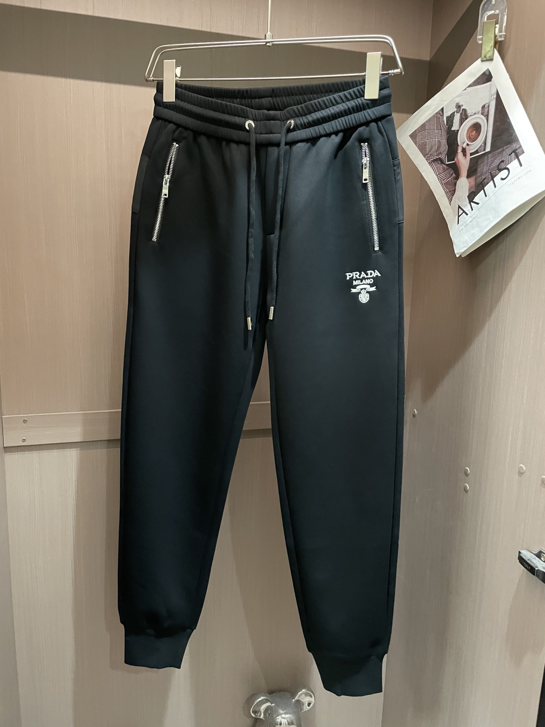 NO:548069,Prad's latest autumn and winter casual pants are a must-have for trendy people. The style is excellent and can repair all kinds of leg shapes very well. It is very personal!  Soft and sweat-relieving, extremely comfortable. Customized elastic rubber at the waist of the trouser legs and original auxiliary materials. The upper body is sports and casual and fashionable, and is essential for leisure and traveling. Size m-xxxl,,prada,alexander wang19860909Prad 秋冬最新休闲裤 潮人必备 版型超赞,能很好的修复各种腿型,非常个性！柔软排汗,舒适度极高.裤腿腰部订制松紧橡筋、原版辅料细节.上身运动休闲时尚,出街休闲、外出旅游必备. 尺码m-xxxl,,prada,alexander wang,Men's clothing