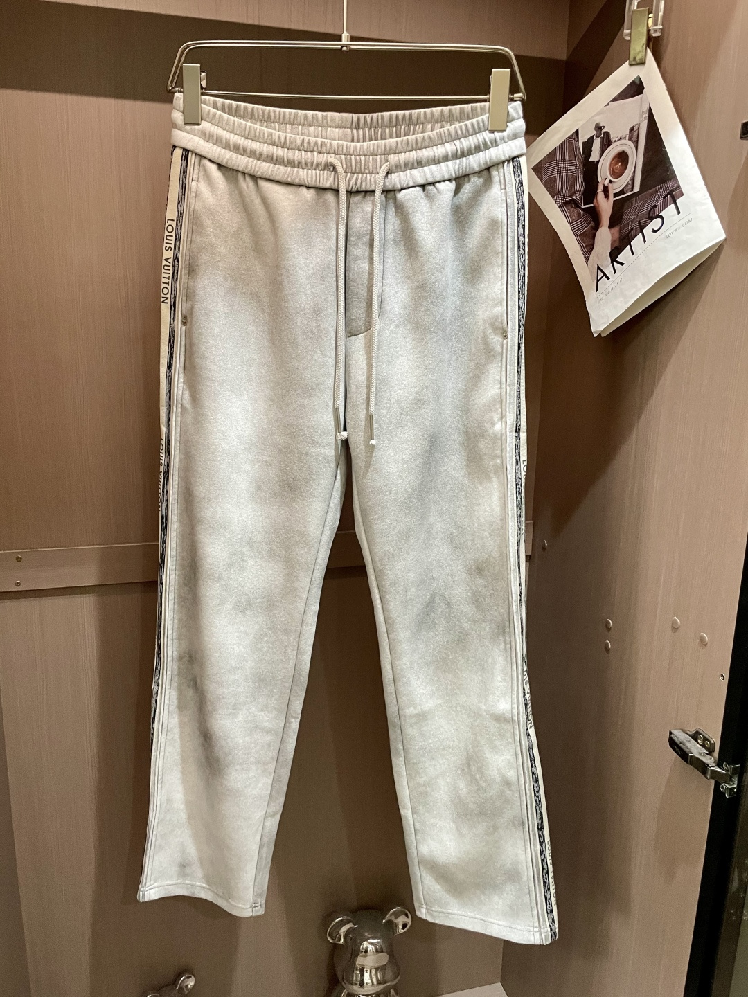 NO:548073,Lv Autumn and Winter latest casual pants, a must-have for trendy people. The style is excellent and can repair various leg shapes well, which is very personal!  Soft and sweat-free, extremely comfortable. Customized elastic rubber at the waist of the trouser legs and original auxiliary materials. The upper body is sports and casual, and it is necessary to go out for leisure and travel. Size m-xxxl,,louis vuitton,alexander wang19860909Lv 秋冬最新休闲裤 潮人必备 版型超赞,能很好的修复各种腿型,非常个性！柔软排汗,舒适度极高.裤腿腰部订制松紧橡筋、原版辅料细节.上身运动休闲时尚,出街休闲、外出旅游必备. 尺码m-xxxl,,louis vuitton,alexander wang,Men's clothing