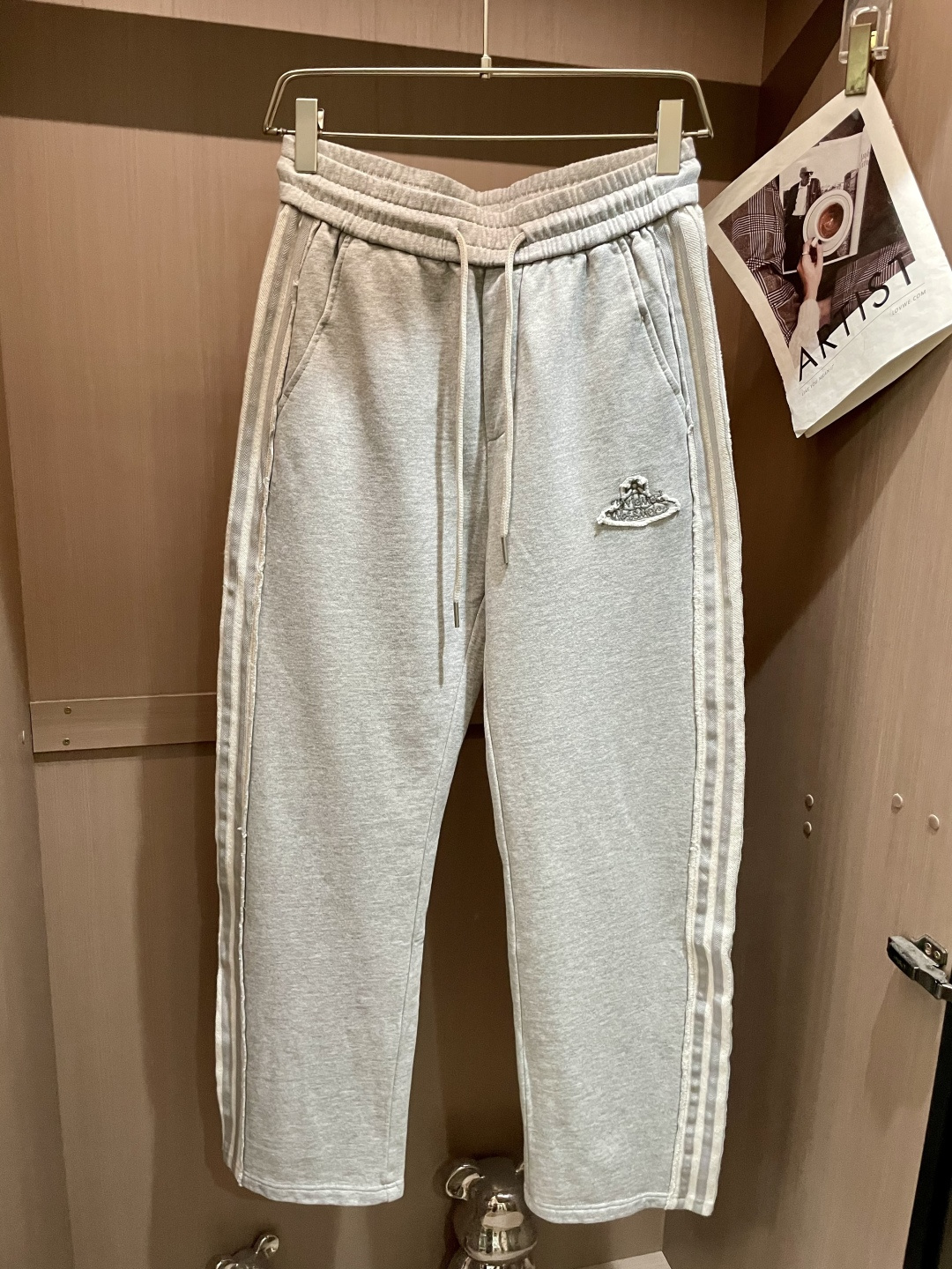 NO:548078,Queen Mother West's latest casual pants for autumn and winter, a must-have for fashionistas. The shape is great and can be used to repair various leg shapes. They are very personalized!  Soft and sweat-wicking, extremely comfortable. The waistband of the trouser legs is customized with elastic elastic bands and original accessories details. The upper body is sporty, casual and fashionable, a must-have for leisure and travel. Sizes m-xxxl,,alexander wang19860909西太后 秋冬最新休闲裤 潮人必备 版型超赞,能很好的修复各种腿型,非常个性！柔软排汗,舒适度极高.裤腿腰部订制松紧橡筋、原版辅料细节.上身运动休闲时尚,出街休闲、外出旅游必备. 尺码m-xxxl,,alexander wang,Men's clothing