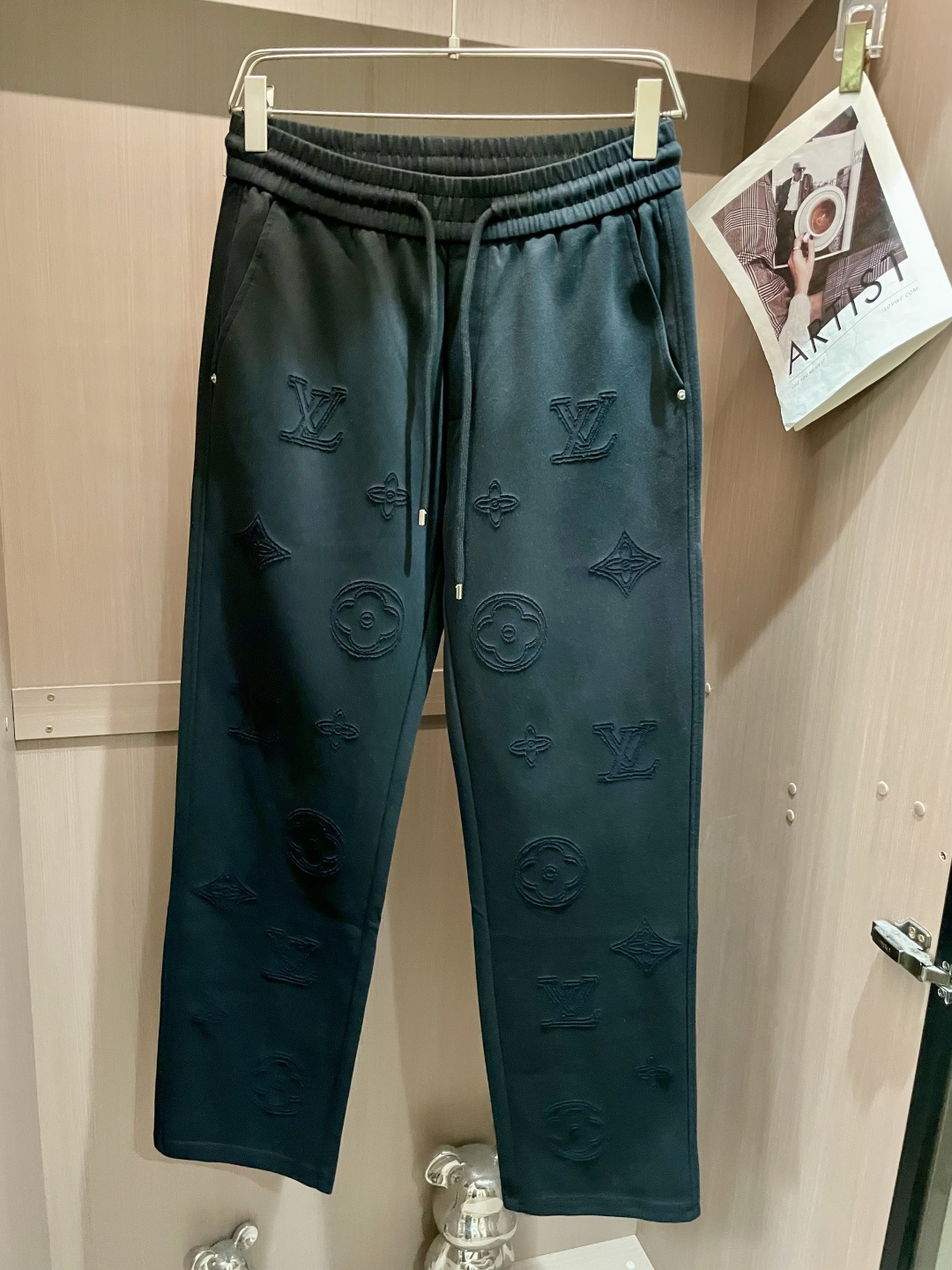 NO:548082,Lv Autumn and Winter latest casual pants, a must-have for trendy people. The style is excellent and can repair various leg shapes well, which is very personal!  Soft and sweat-free, extremely comfortable. Customized elastic rubber at the waist of the trouser legs and original auxiliary materials. The upper body is sports and casual, and it is necessary to go out for leisure and travel. Size m-xxxl,,louis vuitton,alexander wang19860909Lv 秋冬最新休闲裤 潮人必备 版型超赞,能很好的修复各种腿型,非常个性！柔软排汗,舒适度极高.裤腿腰部订制松紧橡筋、原版辅料细节.上身运动休闲时尚,出街休闲、外出旅游必备. 尺码m-xxxl,,louis vuitton,alexander wang,Men's clothing