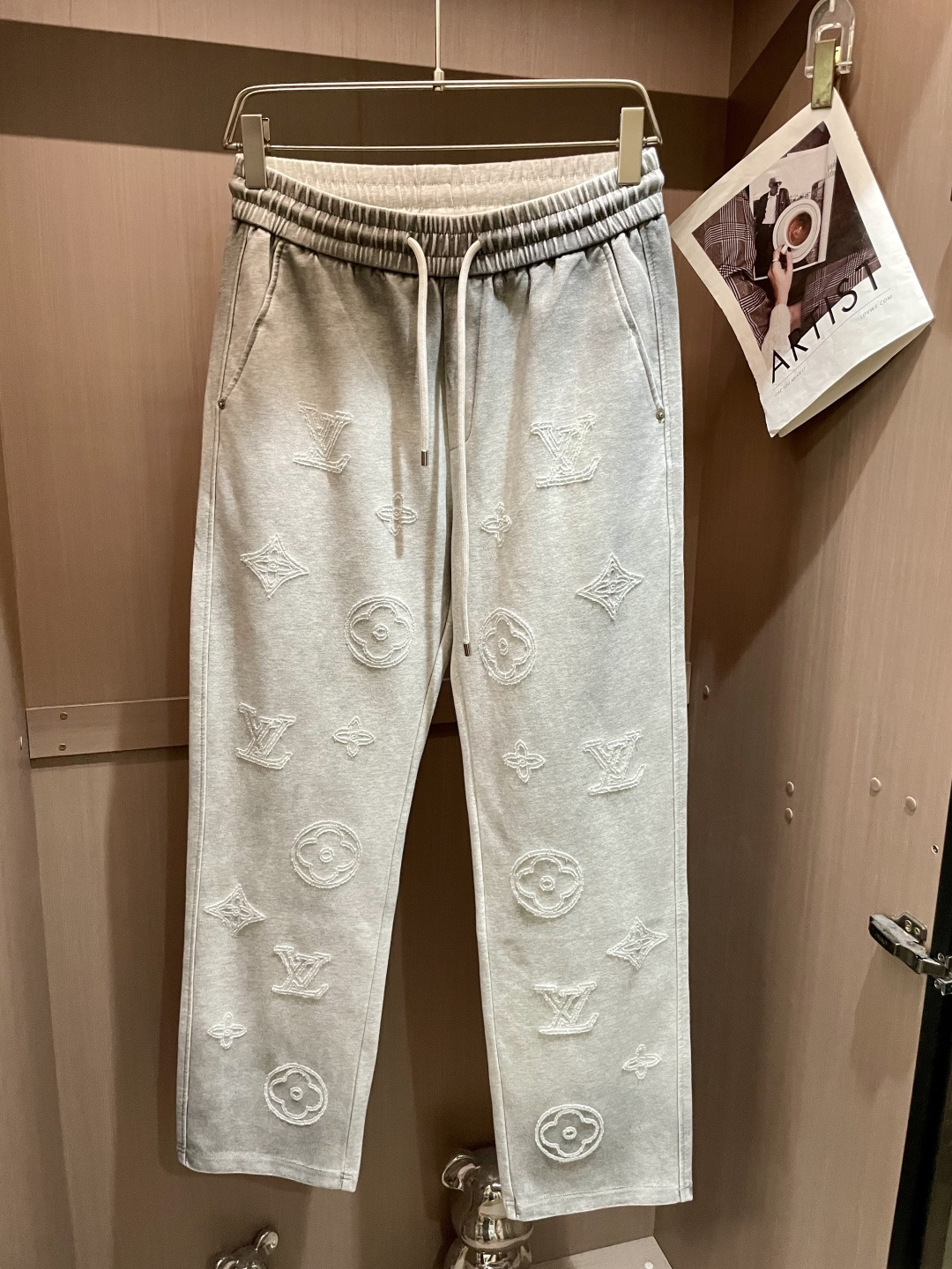 NO:548085,Lv Autumn and Winter latest casual pants, a must-have for trendy people. The style is excellent and can repair various leg shapes well, which is very personal!  Soft and sweat-free, extremely comfortable. Customized elastic rubber at the waist of the trouser legs and original auxiliary materials. The upper body is sports and casual, and it is necessary to go out for leisure and travel. Size m-xxxl,,louis vuitton,alexander wang19860909Lv 秋冬最新休闲裤 潮人必备 版型超赞,能很好的修复各种腿型,非常个性！柔软排汗,舒适度极高.裤腿腰部订制松紧橡筋、原版辅料细节.上身运动休闲时尚,出街休闲、外出旅游必备. 尺码m-xxxl,,louis vuitton,alexander wang,Men's clothing