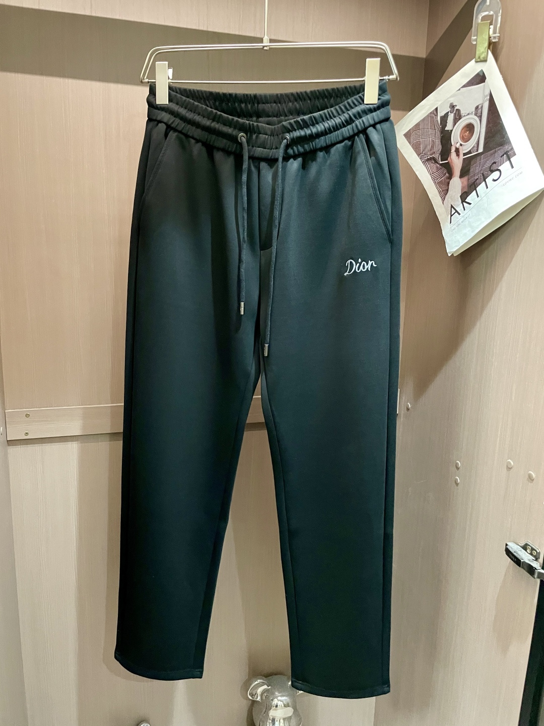 NO:548089,Dior's latest casual pants in autumn and winter, a must-have for trendy people. The style is excellent and can repair all kinds of leg shapes very well. It is very personal!  Soft and sweat-relieving, extremely comfortable. Customized elastic rubber at the waist of the trouser legs and original auxiliary materials. The upper body is sports and casual and fashionable, and is essential for leisure and traveling. Size m-xxxl,,dior,alexander wang19860909Dior 秋冬最新休闲裤 潮人必备 版型超赞,能很好的修复各种腿型,非常个性！柔软排汗,舒适度极高.裤腿腰部订制松紧橡筋、原版辅料细节.上身运动休闲时尚,出街休闲、外出旅游必备. 尺码m-xxxl,,dior,alexander wang,Men's clothing