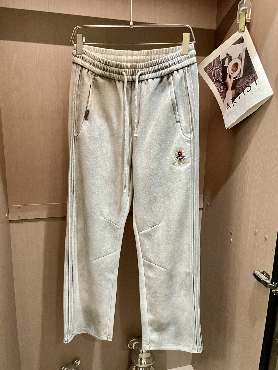 NO:548092,lulu 025 autumn and winter latest casual pants, a must-have for trendy people. The style is excellent and can repair various leg shapes well, which is very personal!  Soft and sweat-relieving, extremely comfortable. Customized elastic rubber at the waist of the trouser legs and original auxiliary materials. The upper body is sports and casual and fashionable, and is essential for leisure and traveling. Size m-xxxl,,alexander wang19860909lulu 025秋冬最新休闲裤 潮人必备 版型超赞,能很好的修复各种腿型,非常个性！柔软排汗,舒适度极高.裤腿腰部订制松紧橡筋、原版辅料细节.上身运动休闲时尚,出街休闲、外出旅游必备. 尺码m-xxxl,,alexander wang,Men's clothing