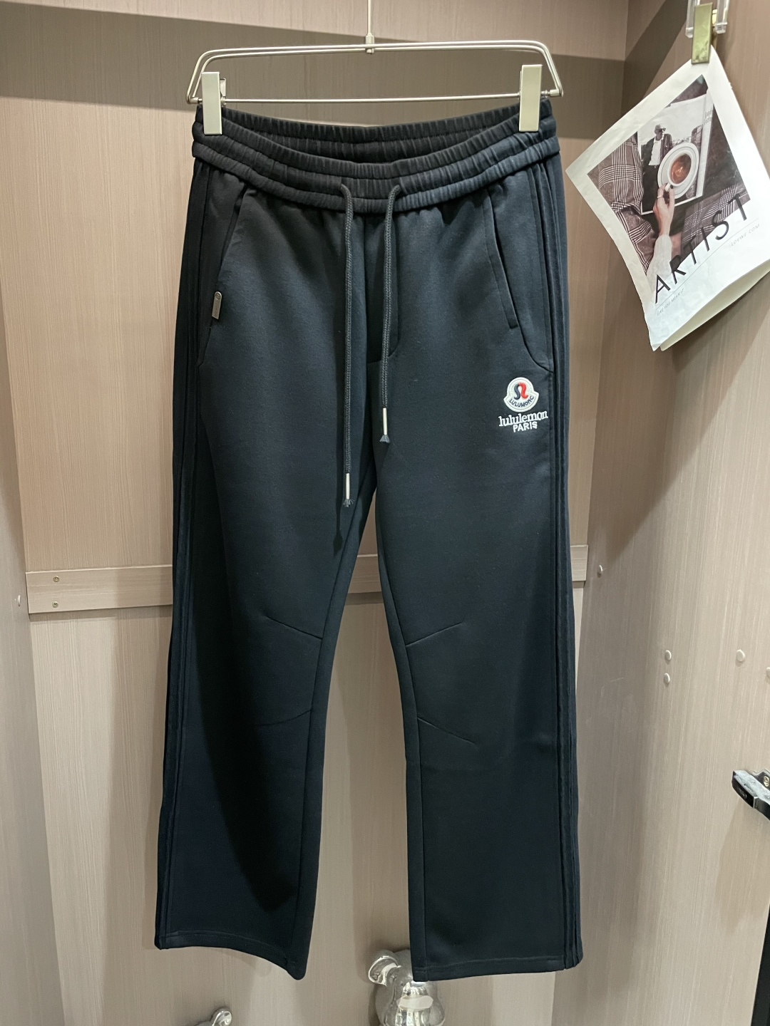 NO:548095,lulu's latest casual pants for autumn and winter are a must-have for fashionistas. They have a great shape and can be used to repair various leg shapes. They are very personalized!  Soft and sweat-wicking, extremely comfortable. The waistband of the trouser legs is customized with elastic elastic bands and original accessories details. The upper body is sporty, casual and fashionable, a must-have for leisure and travel. Sizes m-xxxl,,alexander wang19860909lulu 秋冬最新休闲裤 潮人必备 版型超赞,能很好的修复各种腿型,非常个性！柔软排汗,舒适度极高.裤腿腰部订制松紧橡筋、原版辅料细节.上身运动休闲时尚,出街休闲、外出旅游必备. 尺码m-xxxl,,alexander wang,Men's clothing