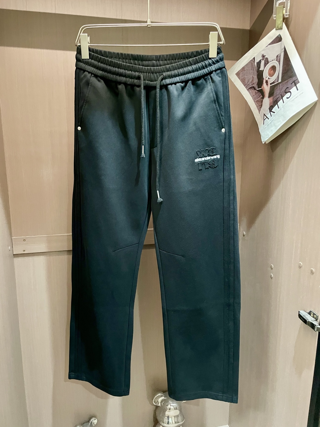 NO:548070,Wang's latest casual pants in autumn and winter are a must-have for trendy people. The style is excellent and can repair various leg shapes very well. It is very personal!  Soft and sweat-relieving, extremely comfortable. Customized elastic rubber at the waist of the trouser legs and original auxiliary materials. The upper body is sports and casual and fashionable, and is essential for leisure and traveling. Size m-xxxl,,alexander wang19860909Wang 秋冬最新休闲裤 潮人必备 版型超赞,能很好的修复各种腿型,非常个性！柔软排汗,舒适度极高.裤腿腰部订制松紧橡筋、原版辅料细节.上身运动休闲时尚,出街休闲、外出旅游必备. 尺码m-xxxl,,alexander wang,Men's clothing