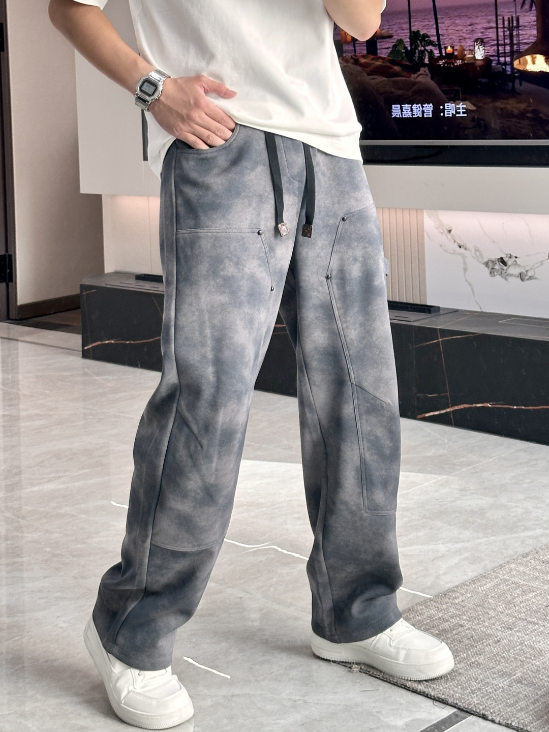 NO:549662,Lv 2025 autumn and winter new casual pants!  The official website is released simultaneously. The brand's classic LOGO casual pants, customized fabric, excellent comfort, strong hand touch. Extremely recognizable, perfect quality craftsmanship. Size M-3XL,,louis vuitton,alexander wang19860909Lv 2025秋冬新款休闲裤！官网同步发售.品牌经典LOGO休闲裤 ,定制面料,舒适度极好,手触感强烈.辨识度极高,完美品相工艺. 尺码M-3XL,,louis vuitton,alexander wang,Men's clothing