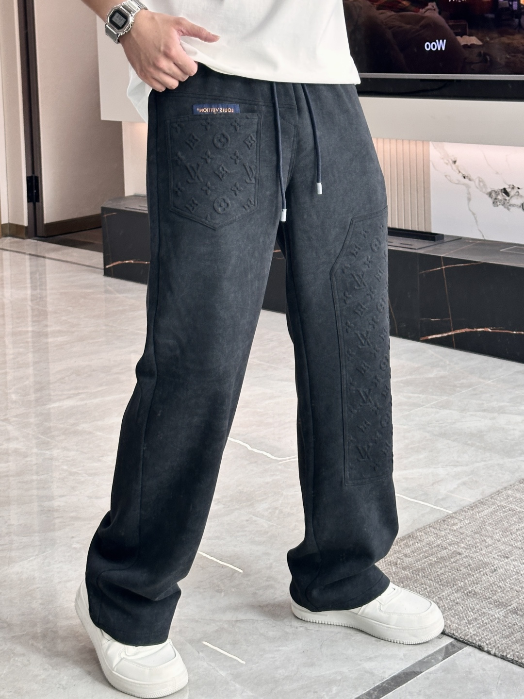 NO:549657,Lv2025 autumn and winter new casual pants!  The official website is released simultaneously. The brand's classic LOGO casual pants, customized fabric, excellent comfort, strong hand touch. Extremely recognizable, perfect quality craftsmanship. Size M-3XL,,louis vuitton,alexander wang19860909Lv2025秋冬新款休闲裤！官网同步发售.品牌经典LOGO休闲裤 ,定制面料,舒适度极好,手触感强烈.辨识度极高,完美品相工艺. 尺码M-3XL,,louis vuitton,alexander wang,Men's clothing