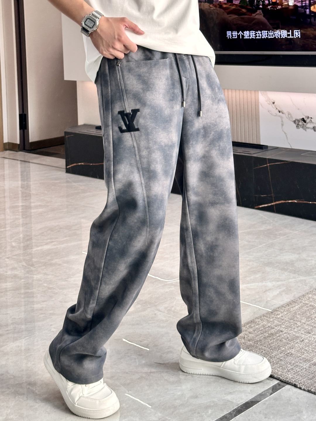 NO:549672,Lv 2025 autumn and winter new casual pants!  The official website is released simultaneously. The brand's classic LOGO casual pants, customized fabric, excellent comfort, strong hand touch. Extremely recognizable, perfect quality craftsmanship. Size M-3XL,,louis vuitton,alexander wang19860909Lv 2025秋冬新款休闲裤！官网同步发售.品牌经典LOGO休闲裤 ,定制面料,舒适度极好,手触感强烈.辨识度极高,完美品相工艺. 尺码M-3XL,,louis vuitton,alexander wang,Men's clothing