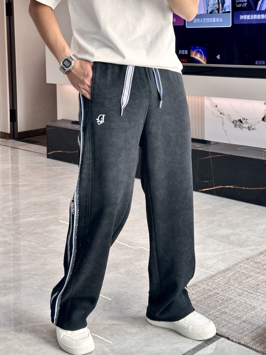 NO:549641,Dior2025 autumn and winter new casual pants!  The official website is released simultaneously. The brand's classic LOGO casual pants, customized fabric, excellent comfort and strong hand touch. Very high recognition and perfect quality craftsmanship. Size M-3XL, dior, alexander wang19860909Dior2025秋冬新款休闲裤！官网同步发售.品牌经典LOGO休闲裤 ,定制面料,舒适度极好,手触感强烈.辨识度极高,完美品相工艺. 尺码M-3XL,,dior,alexander wang,Men's clothing