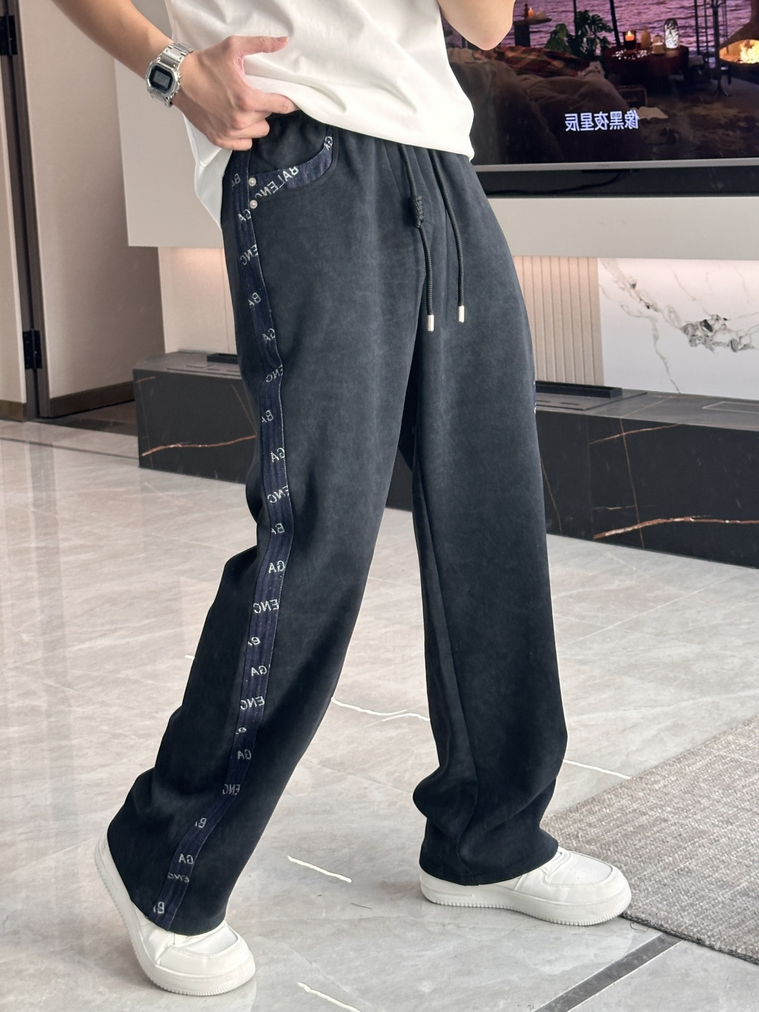 NO:733949,Balenciaga 2026 spring new casual pants!  On sale simultaneously on the official website. The brand's classic LOGO casual pants, customized fabrics, extremely comfortable, strong touch. Highly recognizable, perfect appearance and craftsmanship. Sizes M-3XL, balenciaga,19860909巴黎世家 2026春季新款休闲裤！官网同步发售.品牌经典LOGO休闲裤 ,定制面料,舒适度极好,手触感强烈.辨识度极高,完美品相工艺. 尺码M-3XL,,balenciaga,,Men's clothing