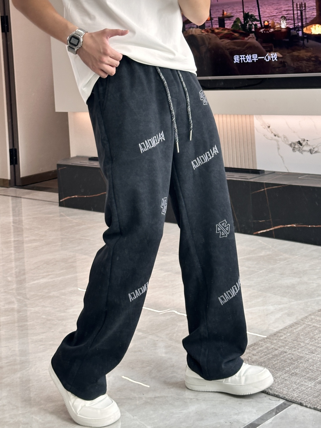 NO:549644,Balenciaga 2025 autumn and winter new casual pants!  The official website is released simultaneously. The brand's classic LOGO casual pants, customized fabric, excellent comfort, strong hand touch. Extremely recognizable, perfect quality craftsmanship. Size M-3XL, balenciaga, alexander wang19860909巴黎世家 2025秋冬新款休闲裤！官网同步发售.品牌经典LOGO休闲裤 ,定制面料,舒适度极好,手触感强烈.辨识度极高,完美品相工艺. 尺码M-3XL,,balenciaga,alexander wang,Men's clothing