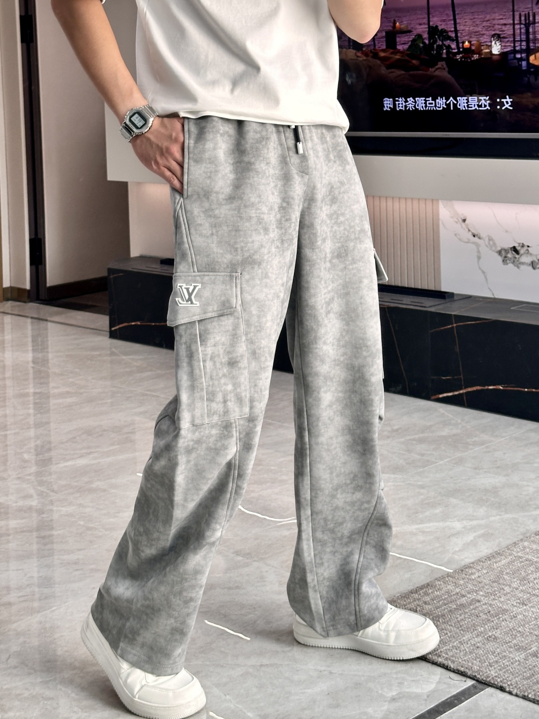 NO:549647,Lv2025 autumn and winter new casual pants!  The official website is released simultaneously. The brand's classic LOGO casual pants, customized fabric, excellent comfort, strong hand touch. Extremely recognizable, perfect quality craftsmanship. Size M-3XL,,louis vuitton,alexander wang19860909Lv2025秋冬新款休闲裤！官网同步发售.品牌经典LOGO休闲裤 ,定制面料,舒适度极好,手触感强烈.辨识度极高,完美品相工艺. 尺码M-3XL,,louis vuitton,alexander wang,Men's clothing