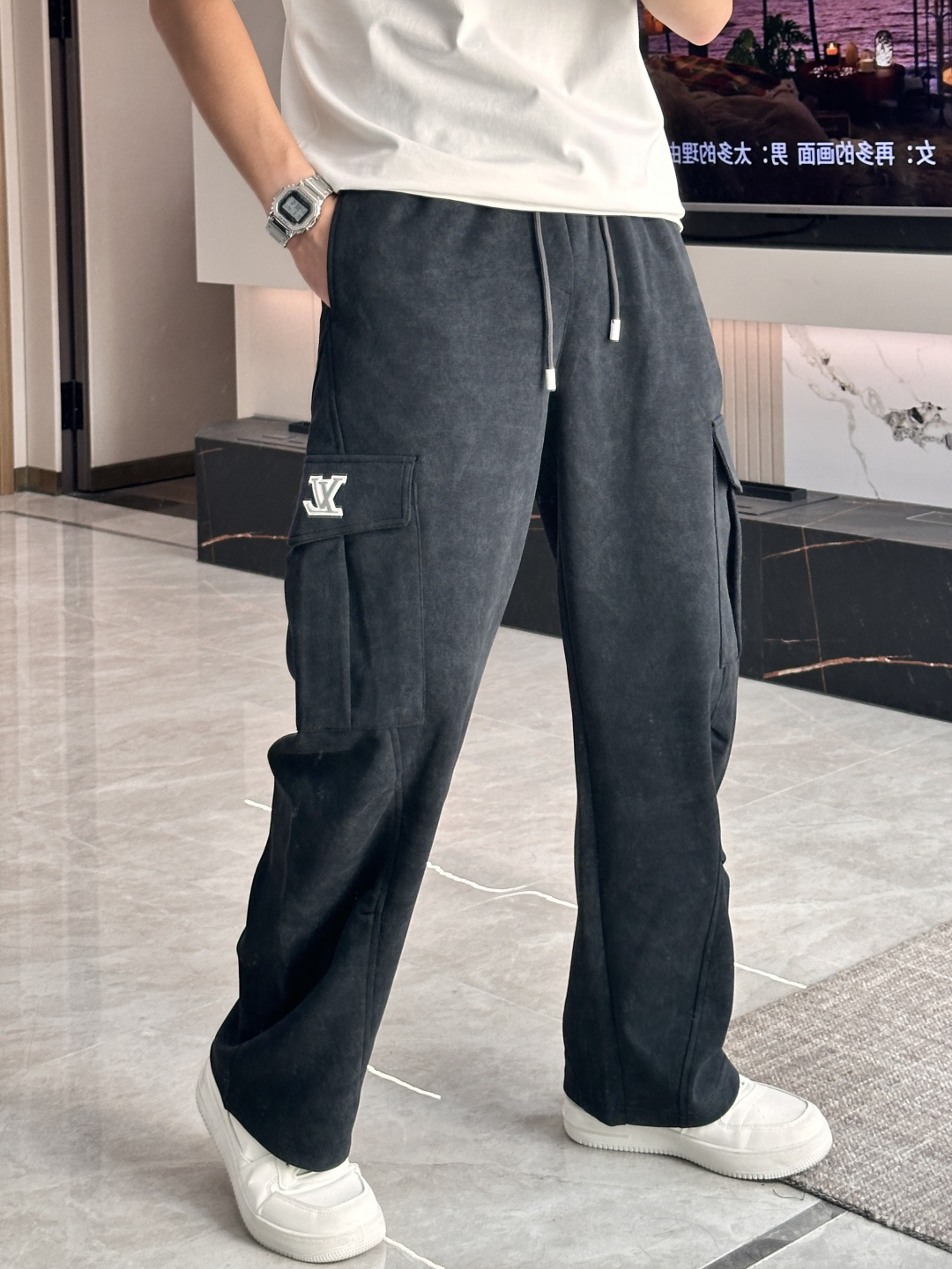 NO:549650,Lv 2025 autumn and winter new casual pants!  The official website is released simultaneously. The brand's classic LOGO casual pants, customized fabric, excellent comfort, strong hand touch. Extremely recognizable, perfect quality craftsmanship. Size M-3XL,,louis vuitton,alexander wang19860909Lv 2025秋冬新款休闲裤！官网同步发售.品牌经典LOGO休闲裤 ,定制面料,舒适度极好,手触感强烈.辨识度极高,完美品相工艺. 尺码M-3XL,,louis vuitton,alexander wang,Men's clothing