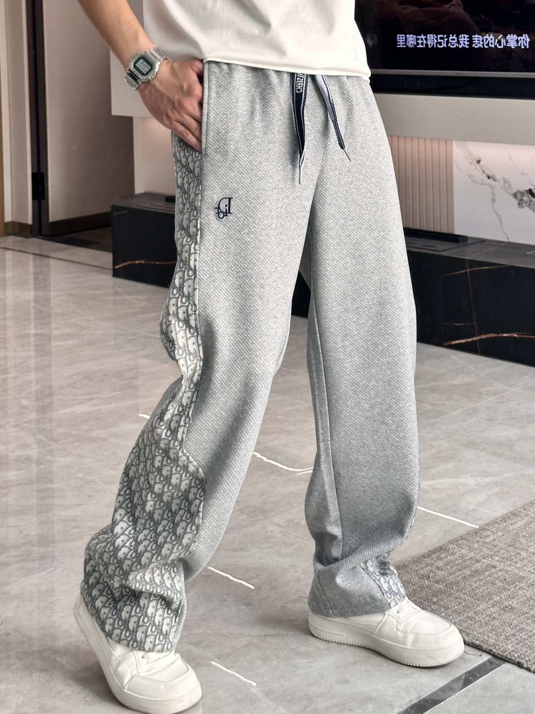 NO:549653,Dior2025 autumn and winter new casual pants!  The official website is released simultaneously. The brand's classic LOGO casual pants, customized fabric, excellent comfort and strong hand touch. Very high recognition and perfect quality craftsmanship. Size M-3XL, dior, alexander wang19860909Dior2025秋冬新款休闲裤！官网同步发售.品牌经典LOGO休闲裤 ,定制面料,舒适度极好,手触感强烈.辨识度极高,完美品相工艺. 尺码M-3XL,,dior,alexander wang,Men's clothing