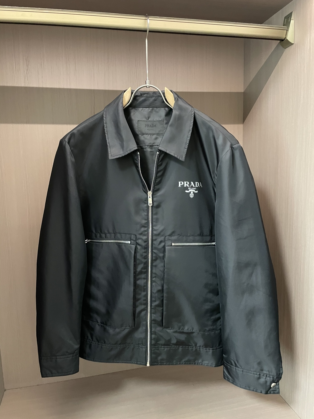 NO:550826,New autumn and winter style PR*DA jacket, comfortable and soft fabric, classic brand logo decoration design concept, unique charm, appropriate design, simple and clear design style, demonstration of generous color matching, color black, gray, size M-3XL,, jackets & coats, jackets & coats, alexander wang19860909秋冬新款新款 PR*DA 夹克外套 面料舒适柔软 经典的品牌logo装饰设计理念完美 符有独特的魅力 细节的设计恰当好处 简单明了的设计风格 大方色体搭配示范 颜色黑色 灰色 尺码M-3XL,,jackets & coats,jackets & coats,alexander wang,Men's clothing