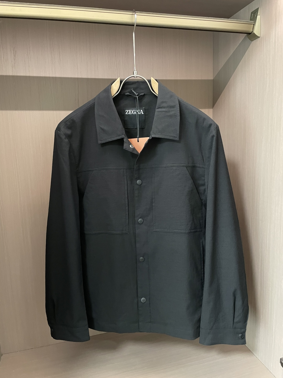 NO:550829,Zegn* New autumn and winter style, the latest fashion designer style, linen jacket. The details show the craftsmanship and the design changes of high-end structural tailoring are sufficient to show the diverse image changes of men, slim and neat, and tailoring, satisfying the popular multi-layered outfits and versatile life styles!  Color black khaki brown code M-3XL,,jackets & coats,jackets & coats,alexander wang19860909Zegn* 秋冬新款 最新款时尚设计师款 麻料夹克外套.处处细节显工艺足够的高级结构性剪裁的设计改变来展现男士多样的形象变化,修身利落、剪裁合体,满足时下正流行的多层次穿搭,生活百搭款式！ 颜色黑色 卡其 棕色 码数M-3XL,,jackets & coats,jackets & coats,alexander wang,Men's clothing