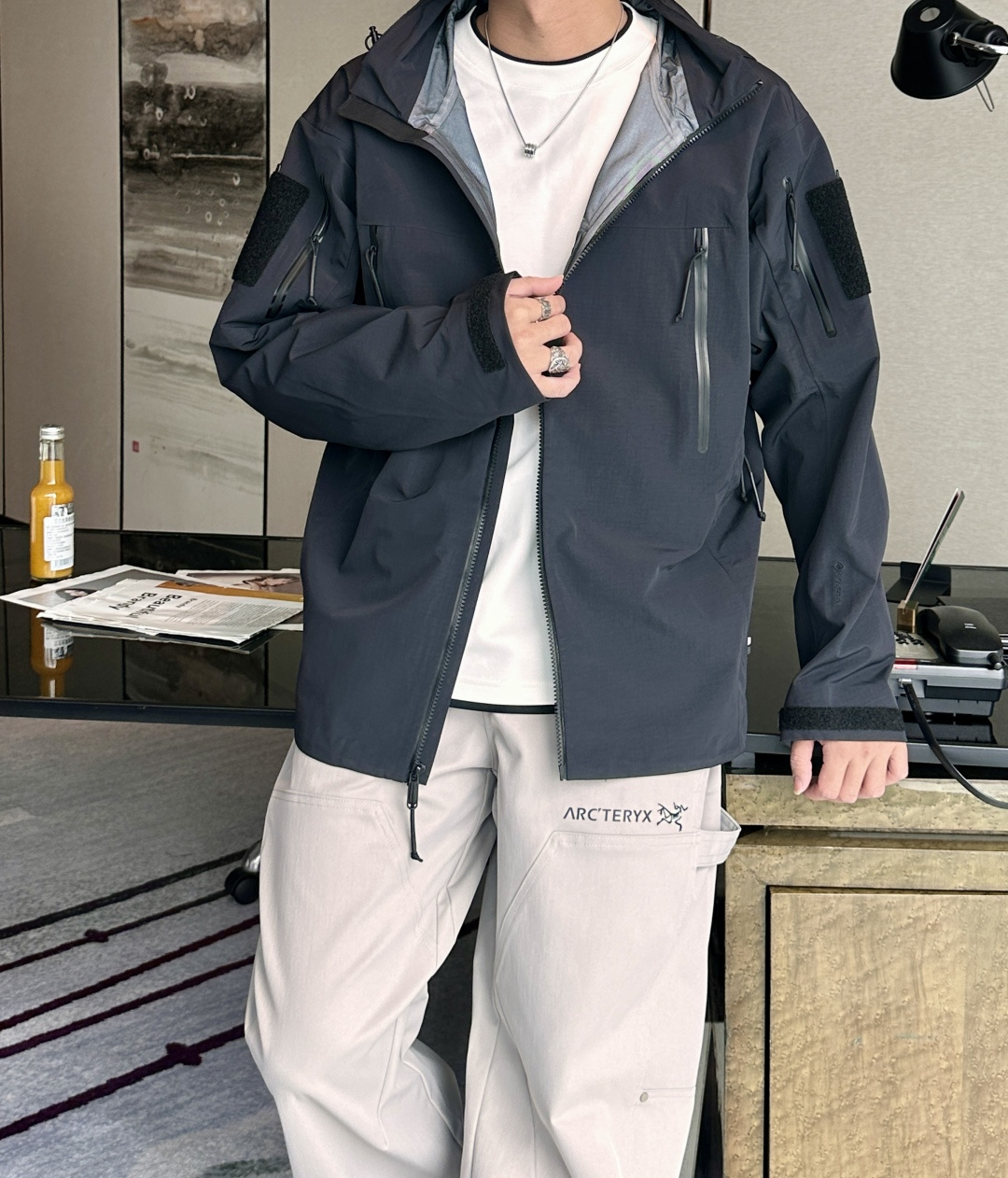 NO:550835,ARC'TERYX new autumn and winter jackets, interpret professional outdoor aesthetics with minimalist design. This jacket uses high-performance windproof and waterproof fabric, with a delicate functional texture on the surface. The hooded design is paired with adjustable drawstrings, and the front closure is equipped with a smooth zipper opening and closing system to ensure tight protection. The left chest is decorated with the brand's iconic Archaeoptera bird embroidery logo, which shows its identity with exquisite craftsmanship. Three-dimensional insertion bags on both sides are equipped with practical functions and smooth lines. The slim-fitting cut is neat and crisp, taking into account freedom of movement and windproof efficiency. The integration of outdoor technology and urban style makes professional equipment a quality choice for daily wear. This jacket can not only cope with the challenges of the mountain environment, but also calmly integrate into urban life scenes, perfectly interpreting Archaeoptera's dual pursuit of functionality and aesthetics. Sizes s-xxl, arc'teryx,hats,alexander  wang19860909ARC'TERYX 始祖鸟、秋冬新品冲锋衣,以极简设计诠释专业户外美学.这款冲锋衣采用高性能防风防水面料,表面呈现细腻的机能质感.连帽设计搭配可调节抽绳,前襟配备顺滑拉链开合系统,确保严密防护.左胸饰有品牌标志性始祖鸟刺绣徽标,以精湛工艺彰显身份.两侧配备立体插袋,兼具实用功能与流畅线条.修身剪裁利落挺括,兼顾活动自由度与防风效能.将户外科技与都市风格相融合,让专业装备成为日常穿着的品质之选.这款冲锋衣既可应对山野环境的挑战,也能从容融入都市生活场景,完美诠释始祖鸟对功能性与美学的双重追求. 尺码s-xxl,arc'teryx,hats,alexander wang,Men's clothing