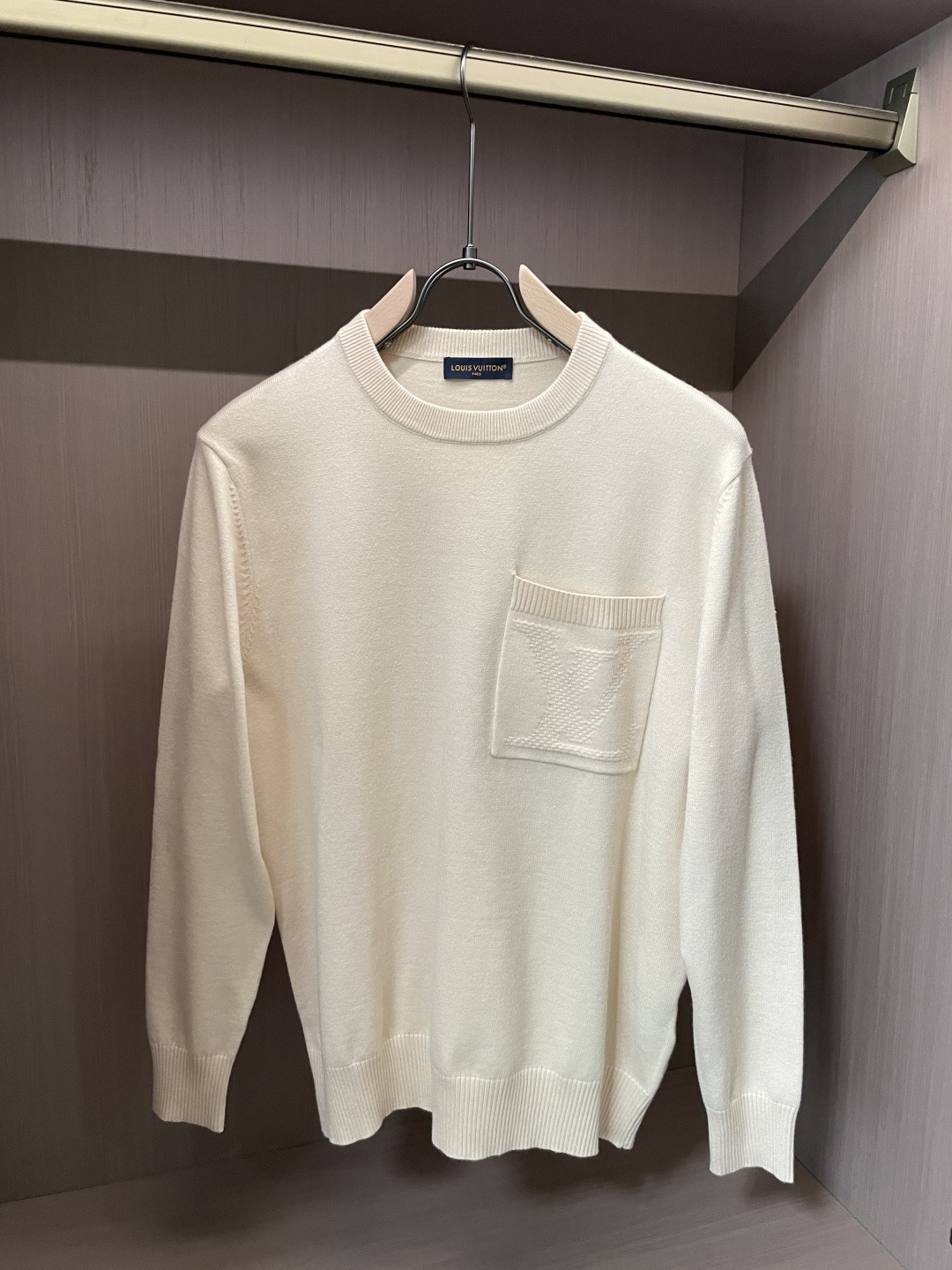 NO:565220,Lv 2025 autumn and winter high-end luxury crew neck sweaters for men and women, original factory, imported wool fabrics supplied by customers, details and accessories are in line with the original, a must-have for high-end people!  3 sizes m-xxxl,,louis vuitton,sweaters,alexander wang19860909Lv 2025秋冬 男女同款高奢圆领毛衣 原厂代,客供进口羊毛面料,细节辅料跟足原版,高端人士必备！3 尺码 m-xxxl,,louis vuitton,sweaters,alexander wang,Men's clothing