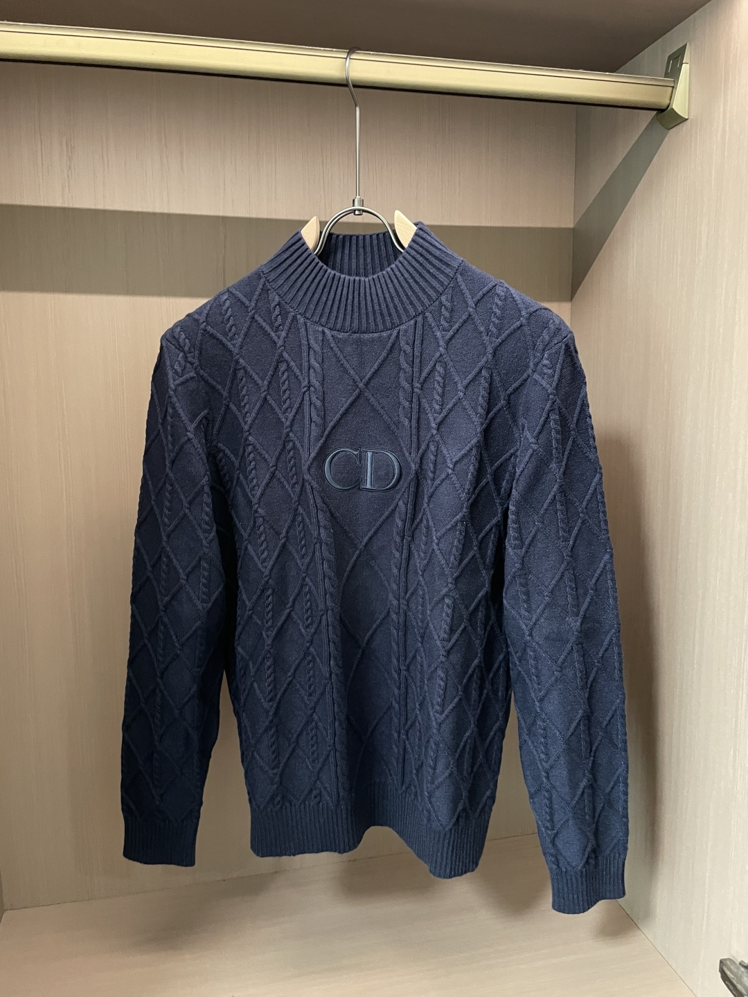 NO:565225,Dior 2025 autumn and winter high-end luxury crew neck sweater for men and women. Original factory, imported wool fabrics supplied by customers, details and accessories follow the original version, a must-have for high-end people!  3 sizes m-xxxl,,dior,sweaters,alexander wang19860909Dior 2025秋冬 男女同款高奢圆领毛衣 原厂代,客供进口羊毛面料,细节辅料跟足原版,高端人士必备！3 尺码 m-xxxl,,dior,sweaters,alexander wang,Men's clothing