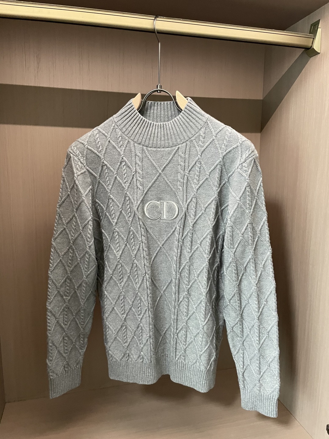 NO:565230,Dior 2025 autumn and winter high-end luxury crew neck sweater for men and women. Original factory, imported wool fabrics supplied by customers, details and accessories follow the original version, a must-have for high-end people!  3 sizes m-xxxl,,dior,sweaters,alexander wang19860909Dior 2025秋冬 男女同款高奢圆领毛衣 原厂代,客供进口羊毛面料,细节辅料跟足原版,高端人士必备！3 尺码 m-xxxl,,dior,sweaters,alexander wang,Men's clothing