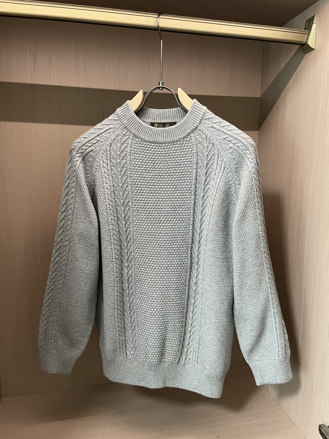 NO:565235,LP Autumn and Winter high-luxury round-neck sweaters for men and women, original factory, imported wool fabrics supplied by customers, details and accessories are in line with the original, a must-have for high-end people!  3 sizes m-xxxl,,loro piana,sweaters,alexander wang19860909LP 秋冬 男女同款高奢圆领毛衣 原厂代,客供进口羊毛面料,细节辅料跟足原版,高端人士必备！3 尺码 m-xxxl,,loro piana,sweaters,alexander wang,Men's clothing