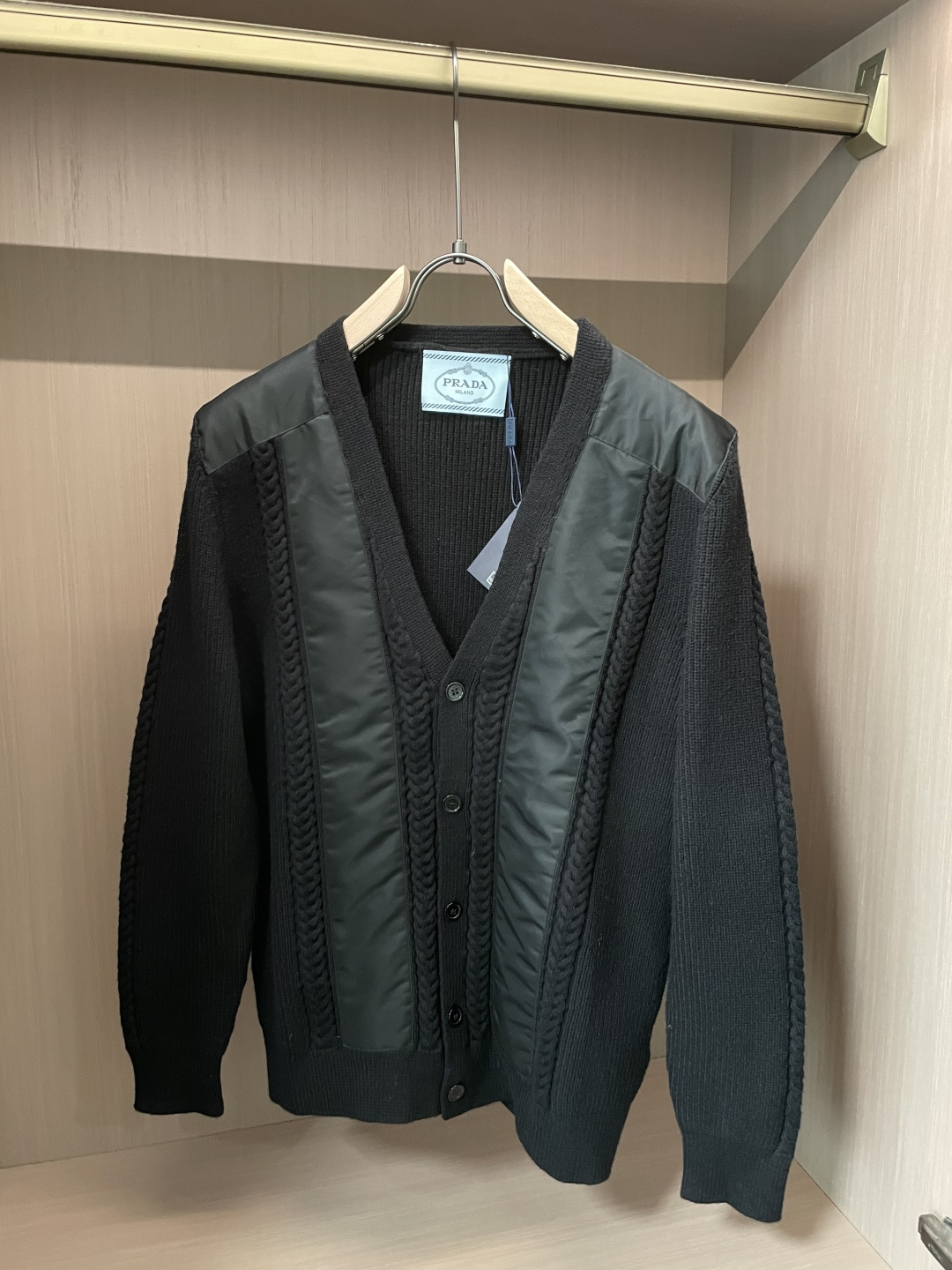 NO:565240,Prad Autumn and Winter high-luxury cardigan sweaters for men and women, original factory, imported wool fabrics supplied by customers, details and accessories are in line with the original, a must-have for high-end people!  3 sizes m-xxxl,,prada,sweaters,alexander wang19860909Prad 秋冬 男女同款高奢开衫毛衣 原厂代,客供进口羊毛面料,细节辅料跟足原版,高端人士必备！3 尺码 m-xxxl,,prada,sweaters,alexander wang,Men's clothing