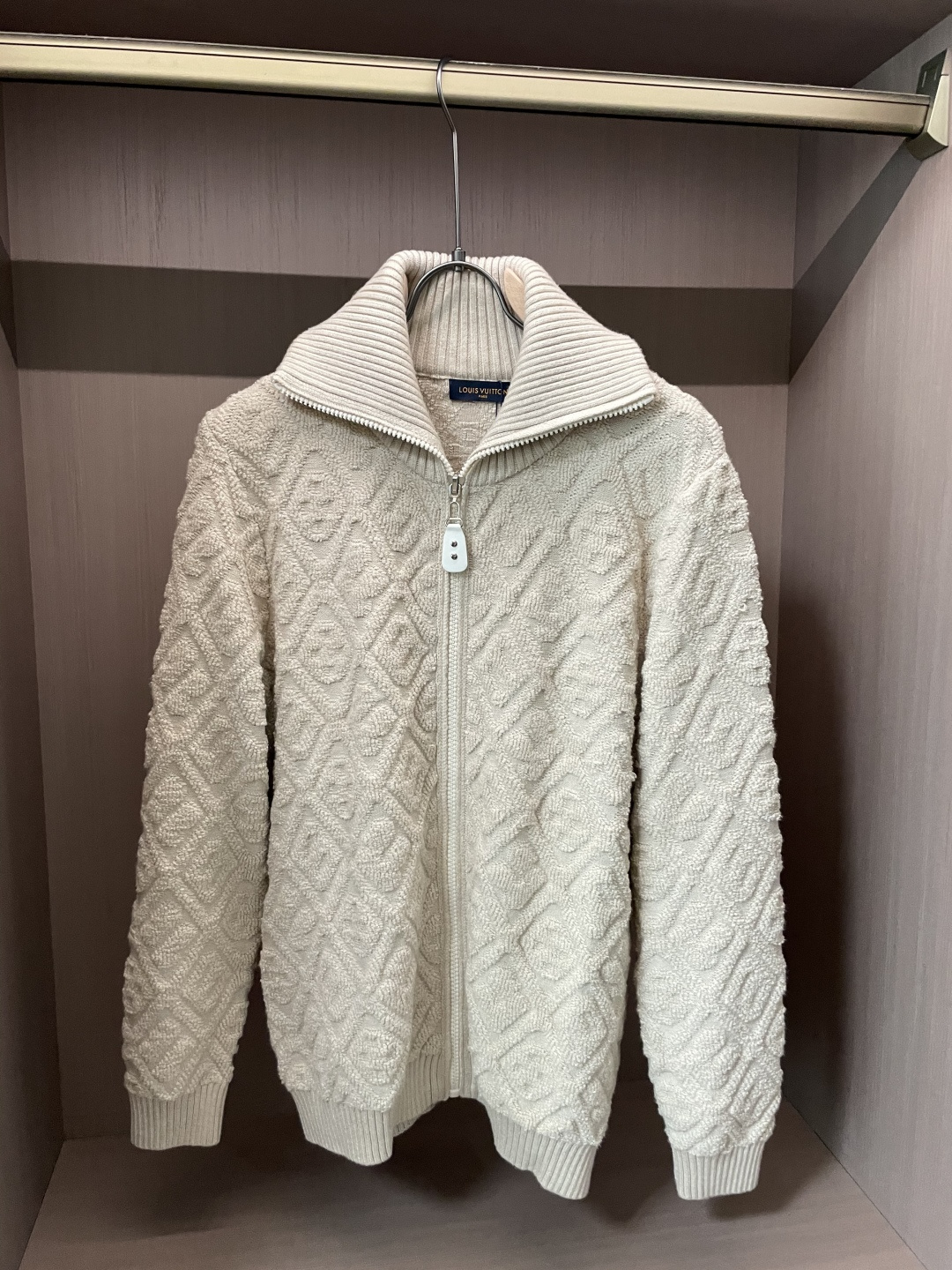 NO:565245,Lv autumn and winter high-end luxury cardigans and sweaters for men and women, original factory, imported wool fabrics supplied by customers, details and accessories are in line with the original, a must-have for high-end people!  3 sizes m-xxxl,,louis vuitton,sweaters,alexander wang19860909Lv秋冬 男女同款高奢开衫毛衣 原厂代,客供进口羊毛面料,细节辅料跟足原版,高端人士必备！3 尺码 m-xxxl,,louis vuitton,sweaters,alexander wang,Men's clothing