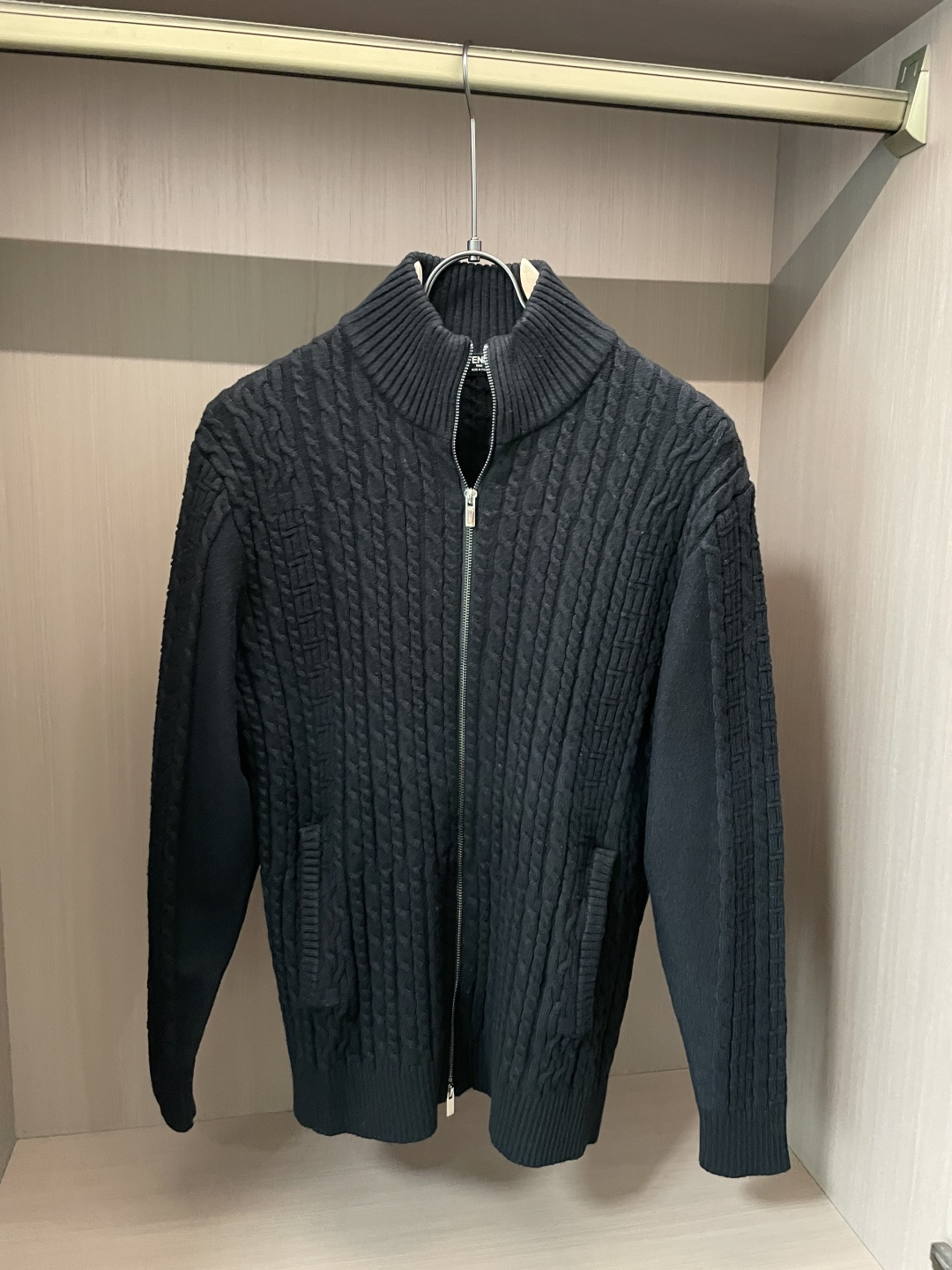 NO:565251,FD autumn and winter high-end luxury cardigans and sweaters for men and women, original factory, imported wool fabrics supplied by customers, details and accessories are in line with the original, a must-have for high-end people!  3 sizes m-xxxl,,sweaters,alexander wang19860909FD 秋冬 男女同款高奢开衫毛衣 原厂代,客供进口羊毛面料,细节辅料跟足原版,高端人士必备！3 尺码 m-xxxl,,sweaters,alexander wang,Men's clothing